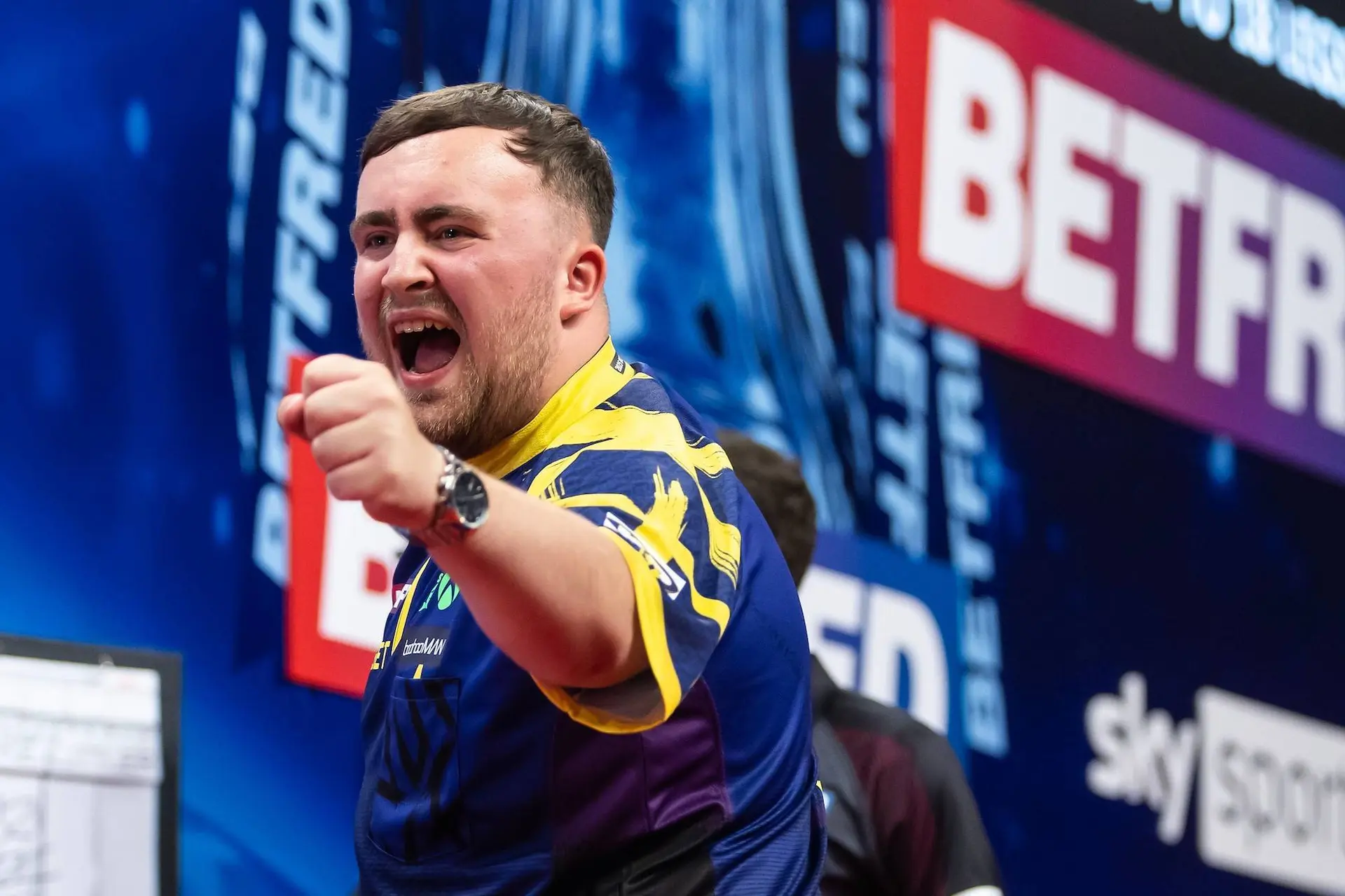 Luke Littler heeft als enige darter een jaargemiddelde van 100+, Van Veen maakt indruk in kielzog wereldtoppers