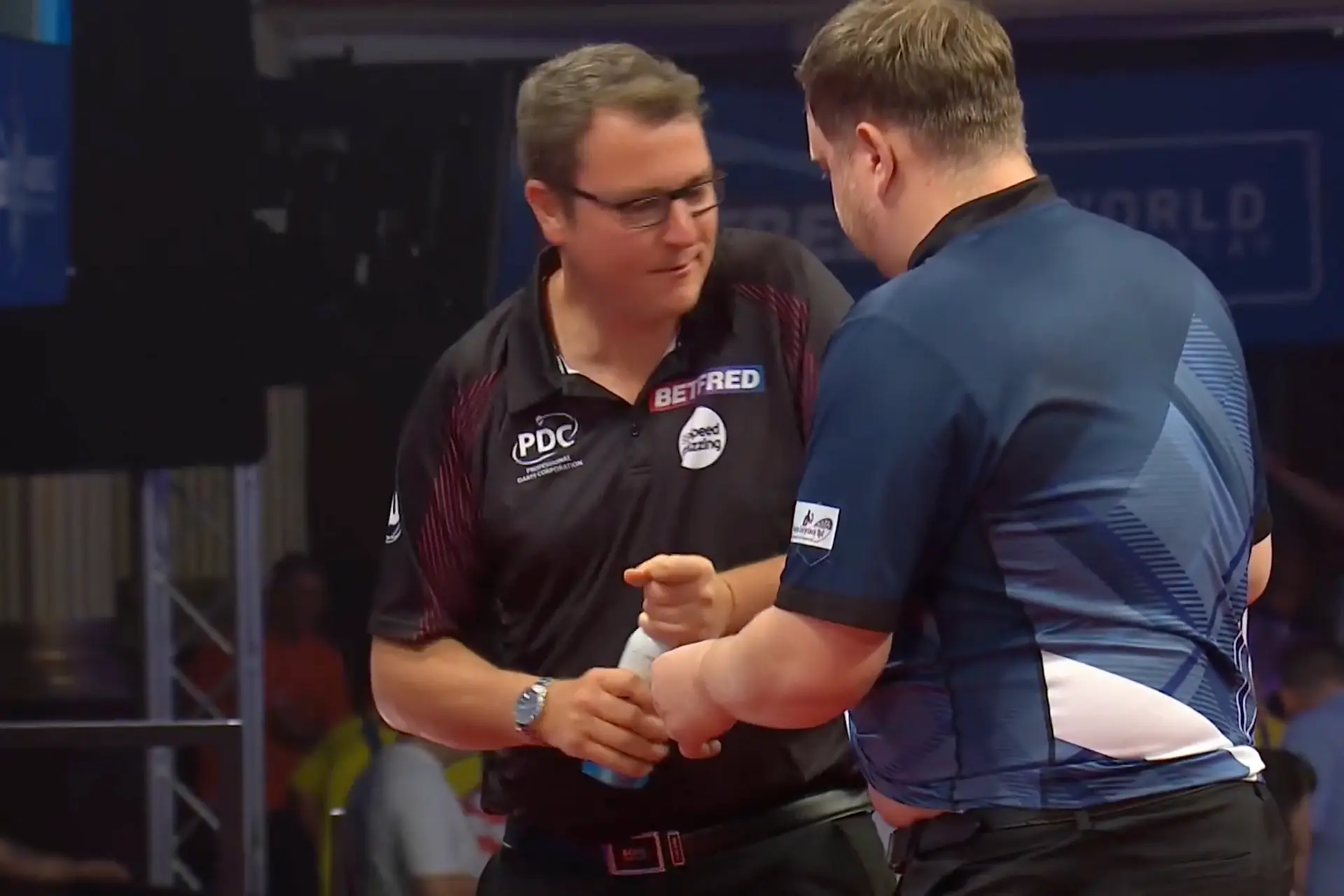 (VIDEO) Waterfles zorgt voor komisch moment bij debuut Cameron Menzies op World Matchplay