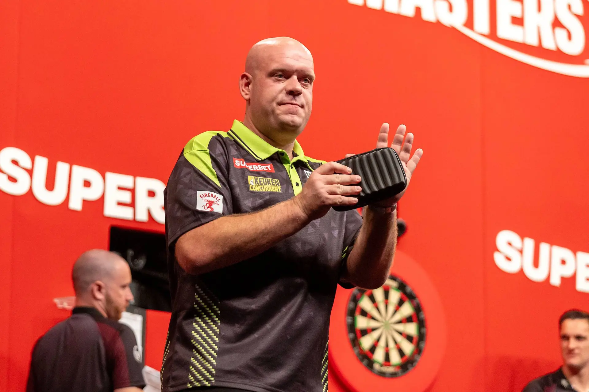 "Mijn eerste padellesje" - Michael van Gerwen hervindt rust en probeert padel