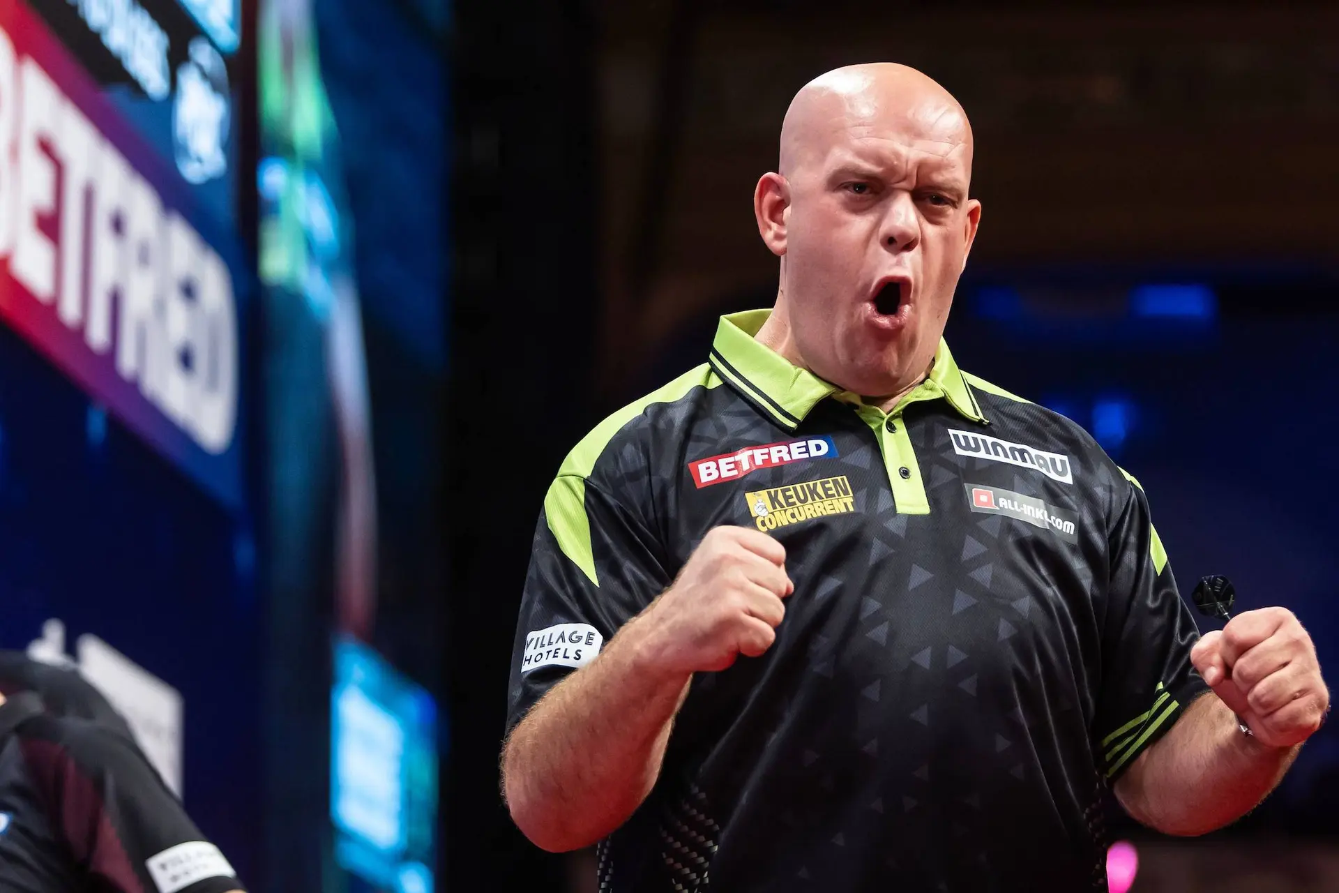 "Mijn dochter is voor het eerst mee, dat geeft me rust" - Michael van Gerwen emotioneel na beladen zege op Van Barneveld