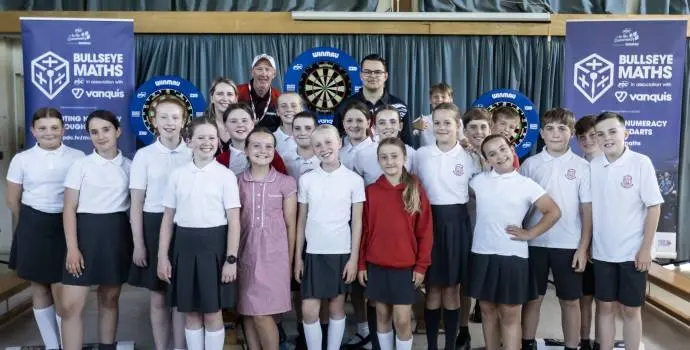 "Ik hoop dat ik de jeugd kan inspireren met dit project" - Gian van Veen hielp kinderen met rekenen tijdens World Matchplay