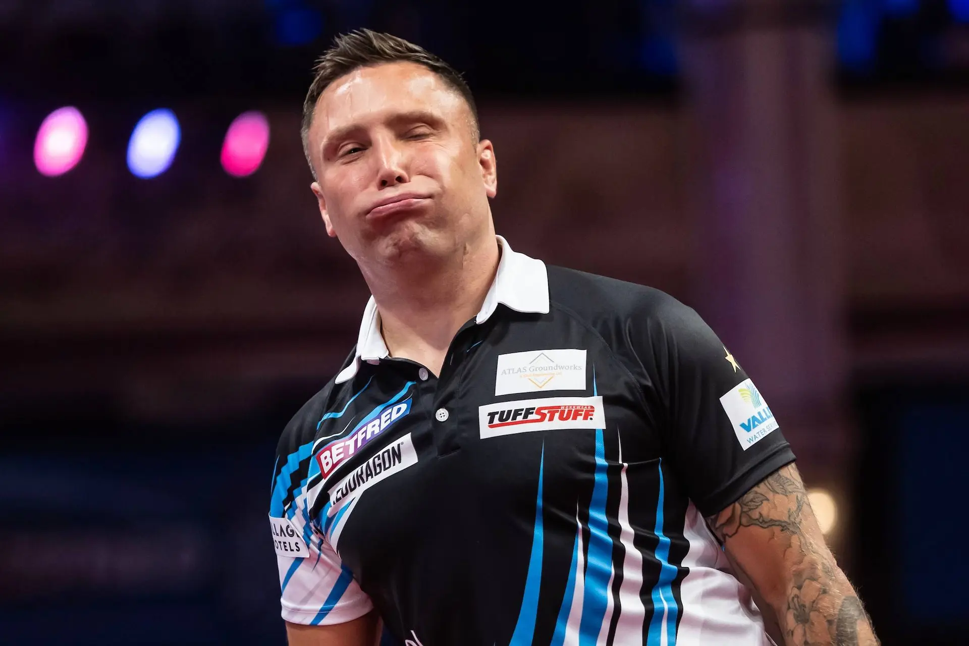 "Net wat ik niet wilde, terug naar het ziekenhuis" - Gerwyn Price mist Players Championship 24 door opgezwollen hand