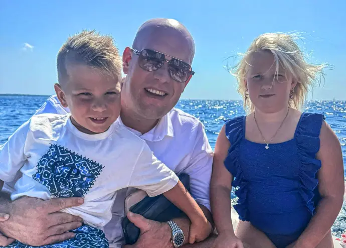 Luxe jacht, blauwe zee: Van Gerwen geniet met kinderen van quality-time op Ibiza
