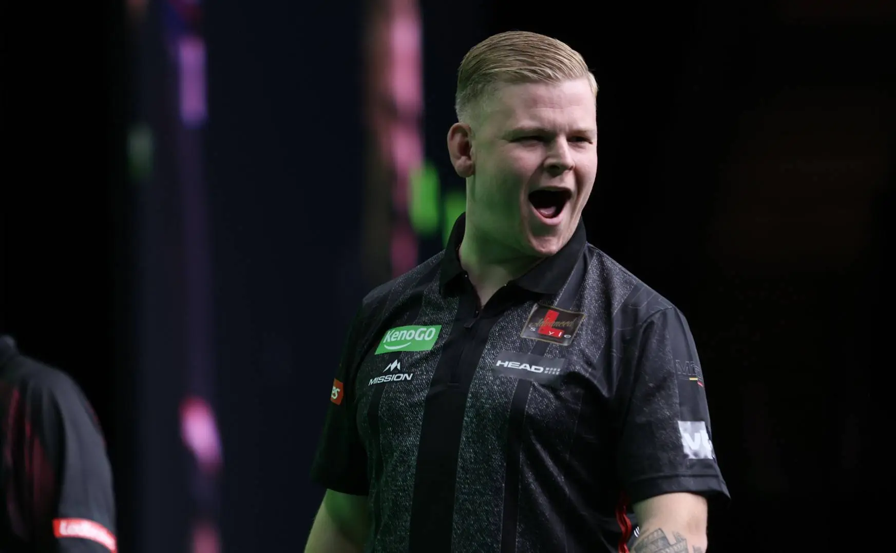 De Decker overtuigend naar kwartfinale op New Zealand Darts Masters; Littler met moeite langs Cleaver en Price & Rock maken indruk