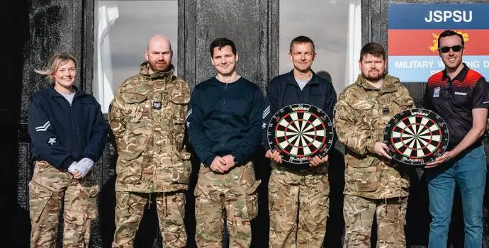 PDC-scheidsrechter Huw Ware bezoekt Britse troepen op Farklandeilanden en roept mogelijk meest zuidelijke 180-score ooit