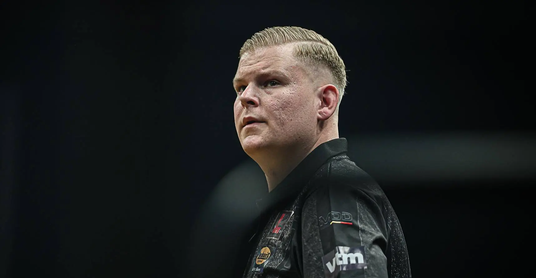 Mike De Decker zet zichzelf voor schut tegen Keniaanse darter David Munyua op WK Darts en maakt Belgische afgang compleet