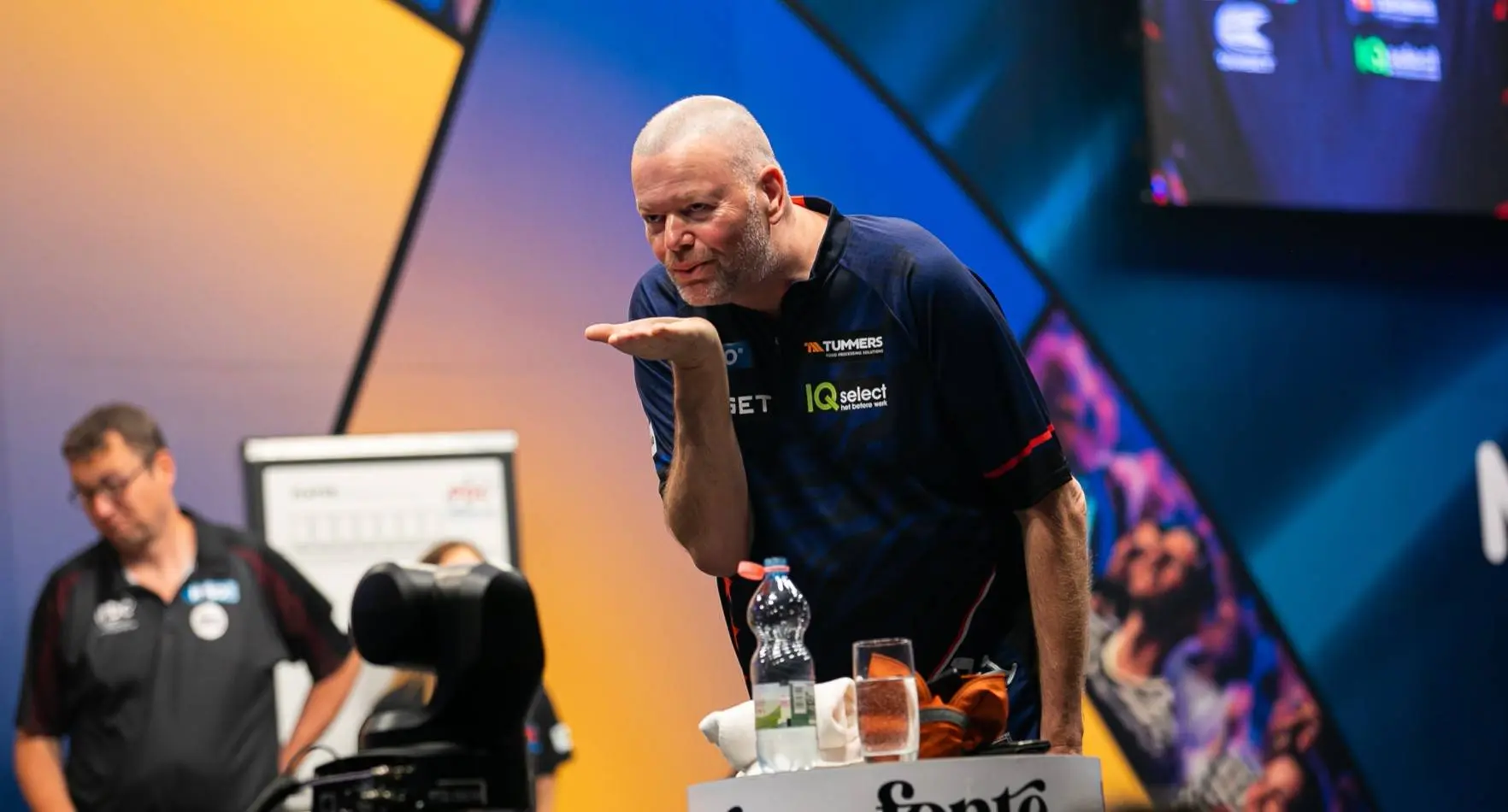 "Als je haar ziet liggen met zo'n dik gezicht… dan springen de tranen in je ogen" - Van Barneveld blikt in nieuwe documentaire terug op ziekte van zijn moeder
