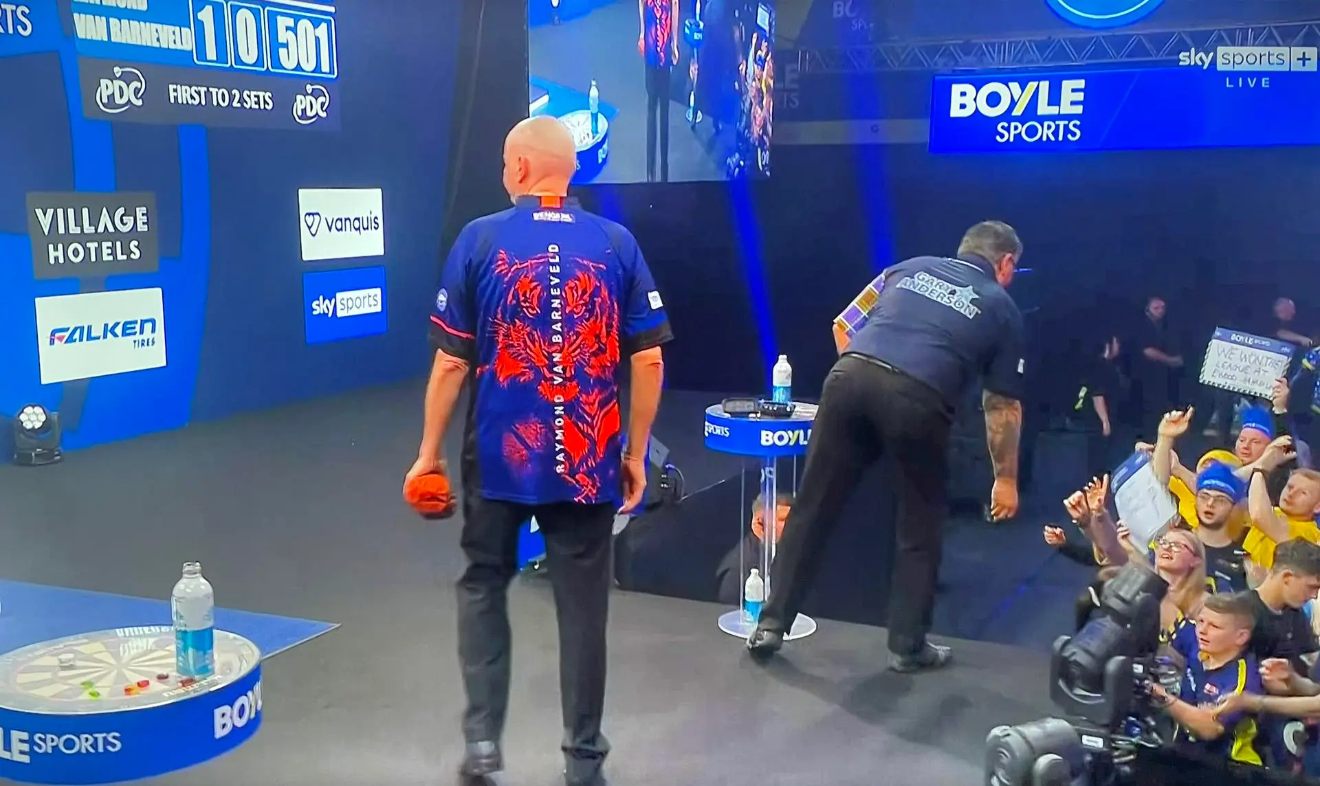 Geen handdruk tussen Anderson en Van Barneveld na wedstrijd op World Grand Prix: ''Koop gewoon een hengel voor kerstmis''