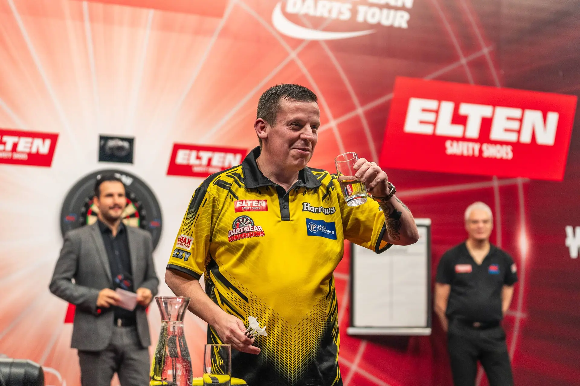 ''Het gaat stap voor stap, met kleine stapjes'' - Dave Chisnall doorbreekt negatieve reeks in Hildesheim met kwartfinaleplaats