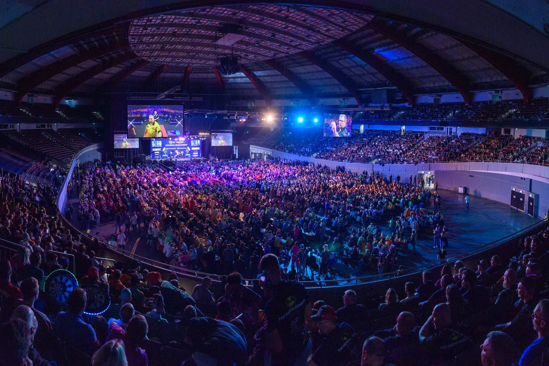 Recordopkomst bij EK Darts in Dortmund: 33.000 fans zorgen voor volle Westfalenhalle