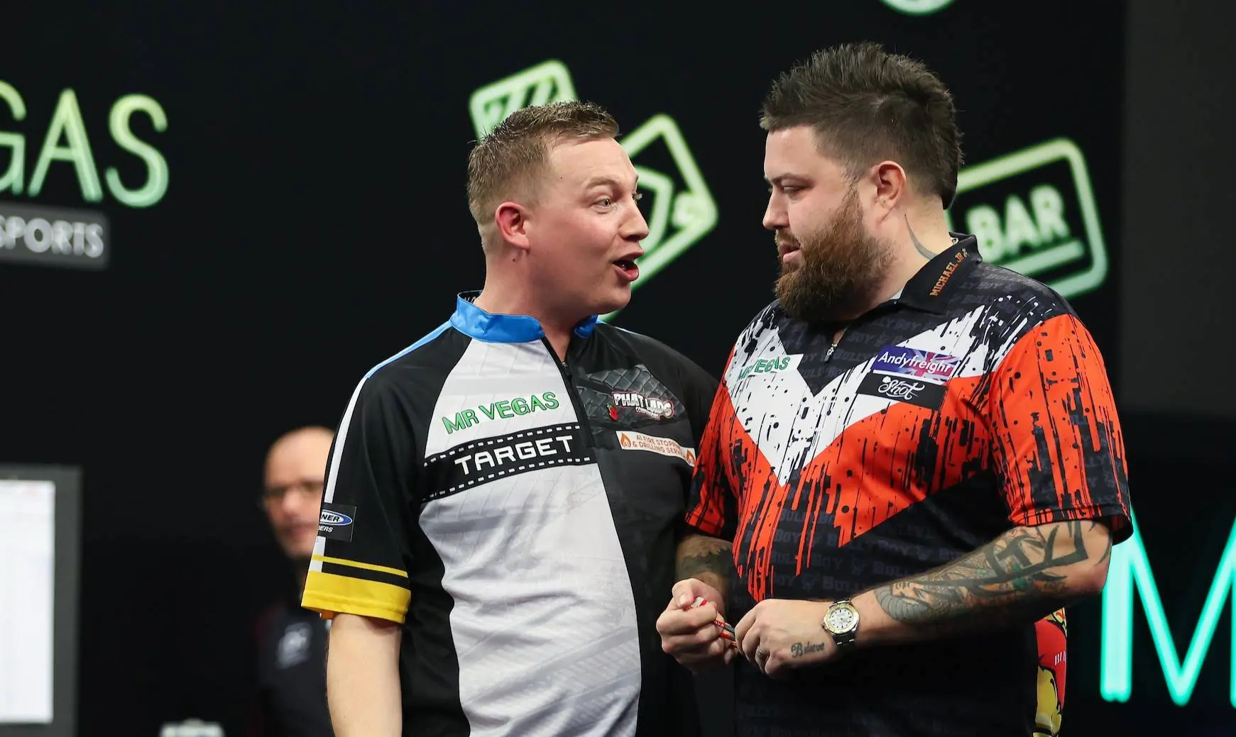 Chris Dobey vol verbijstering na elf gemiste matchdarts: ''Ik ga niet liegen, ik kon het gewoon niet bij elkaar houden''