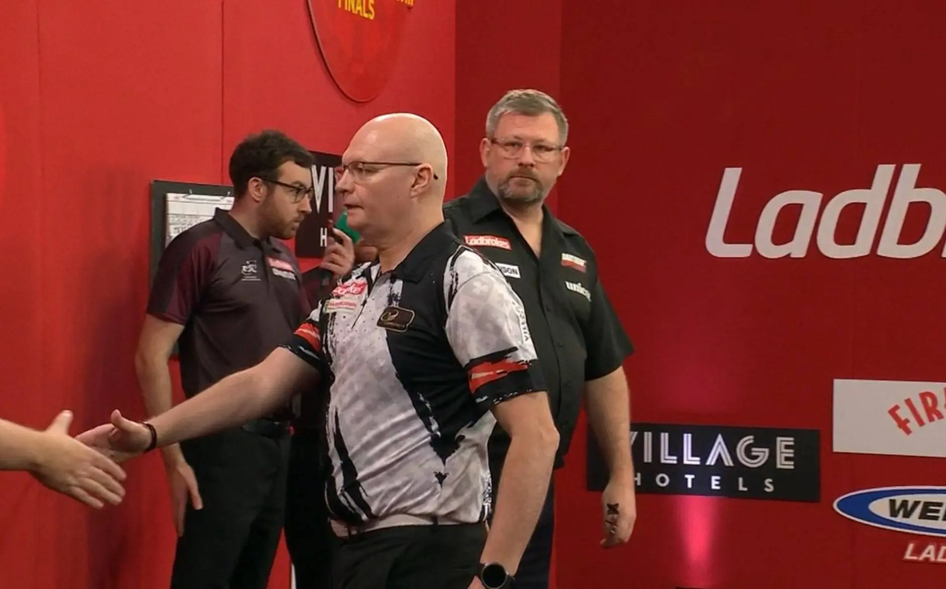 VIDEO | IJzige handdruk tussen James Wade en Mickey Mansell, waarbij 'The Machine' op hilarische wijze wacht voor oogcontact