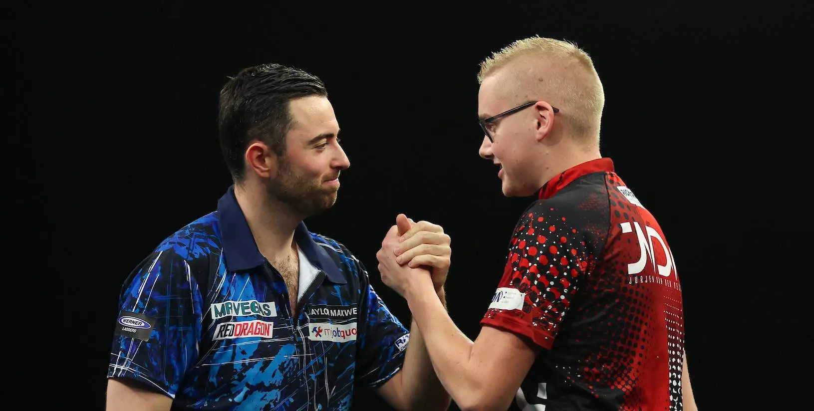 Luke Humphries maatje te groot voor Jurjen van der Velde op Grand Slam of Darts; Michael Smith wint bizarre thriller met 21 gemiste matchdarts