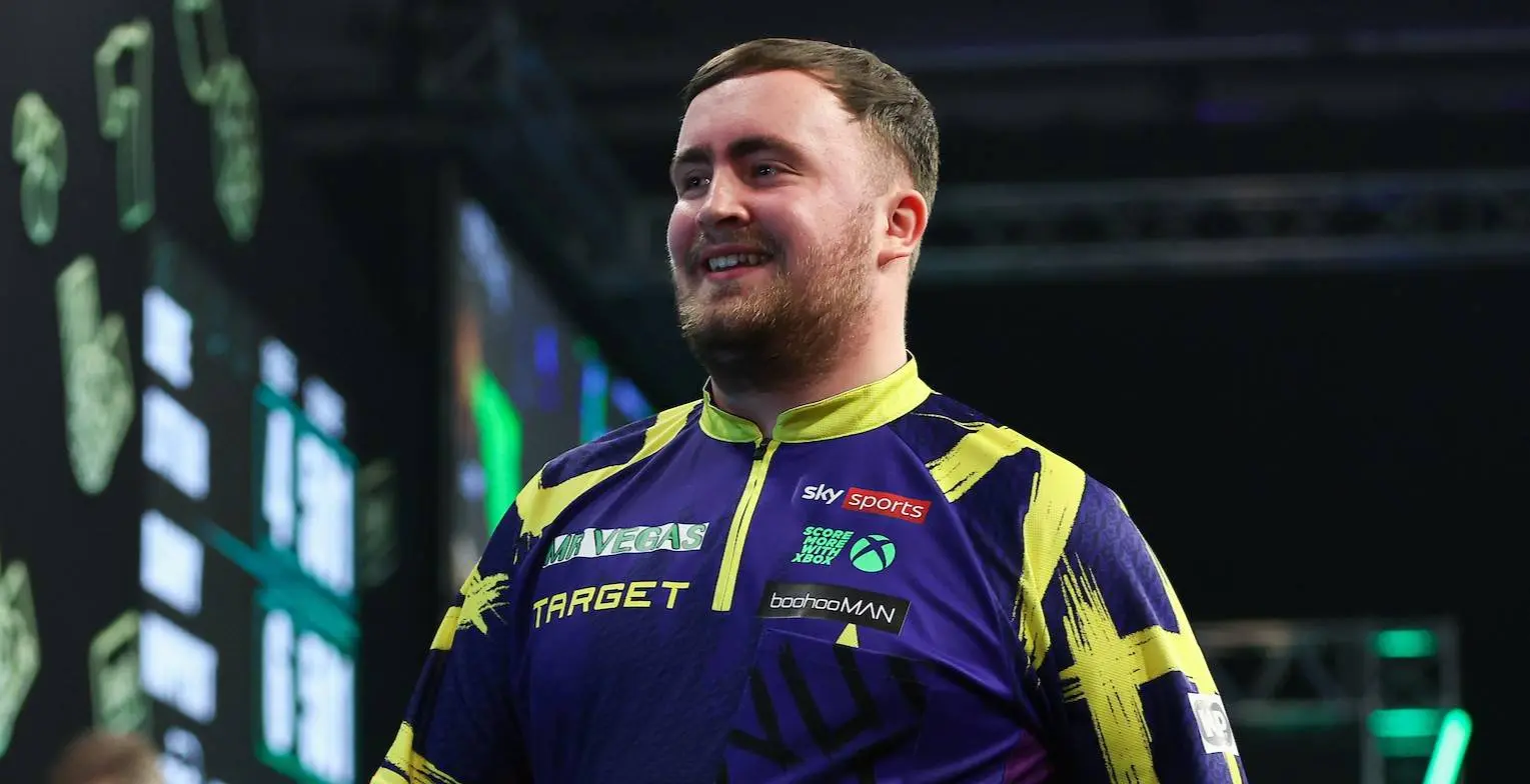 Luke Littler schrijft geschiedenis als jongste nummer één van de wereld ooit in darts