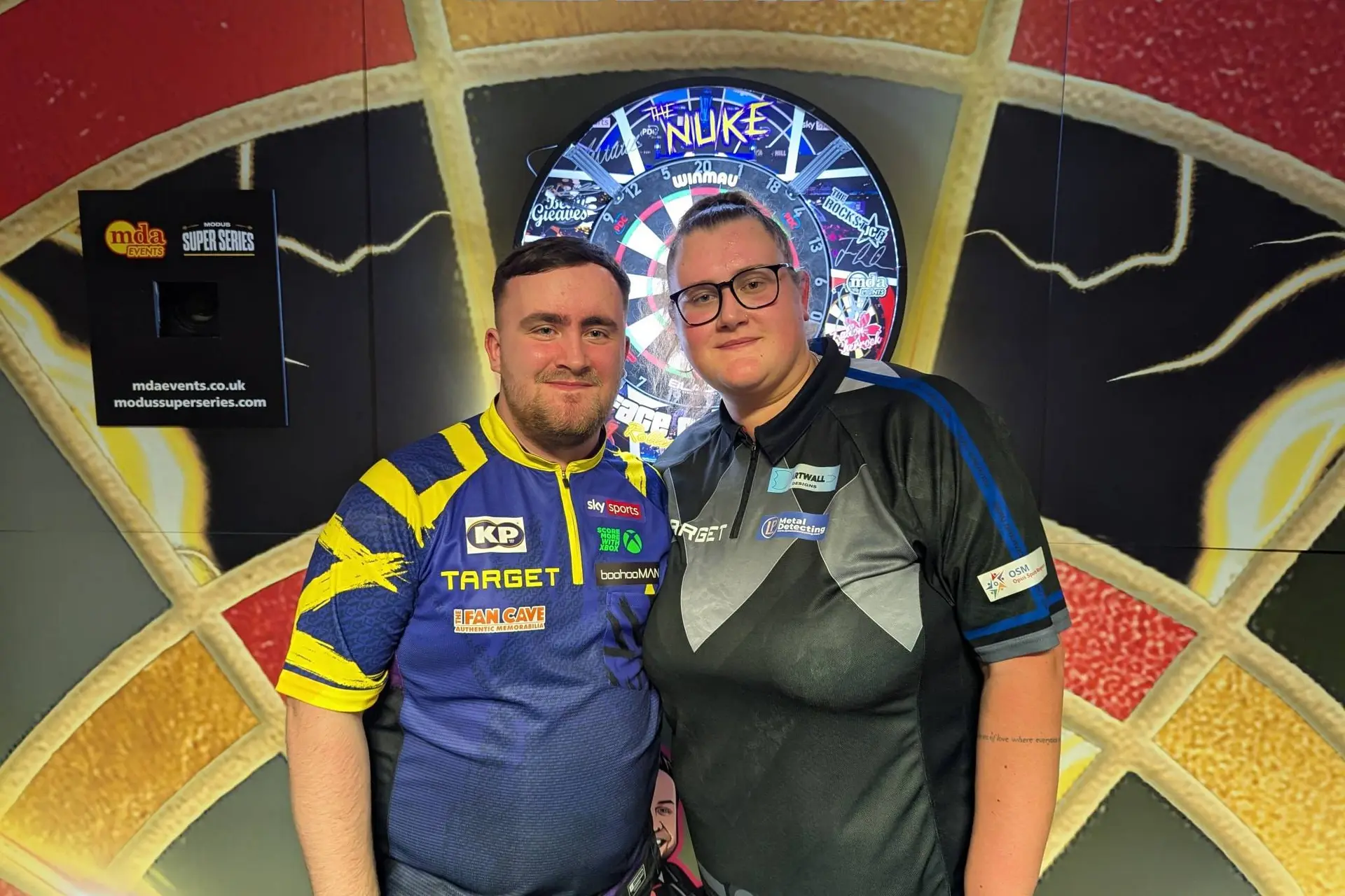 Beau Greaves doet het weer! Wereldkampioene verslaat Luke Littler voor tweede keer in korte tijd op demonstratietoernooi in Derby