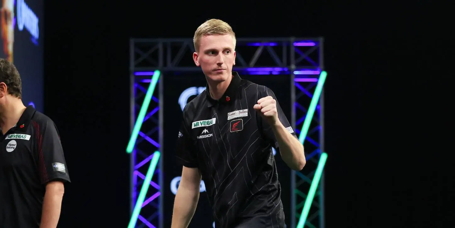 Wessel Nijman plaatst zich overtuigend voor tweede ronde op het WK Darts; 71-jarige Paul Lim zorgt voor sensatie tegen Jeffrey de Graaf