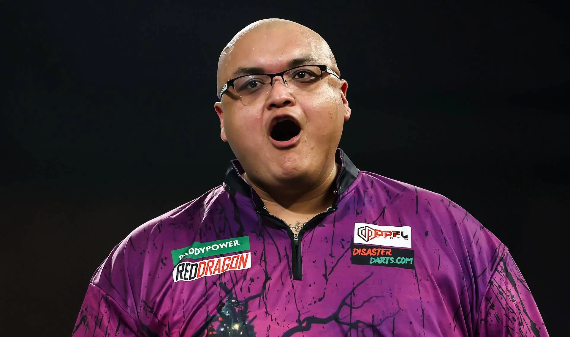 Adam Sevada juicht met open mond