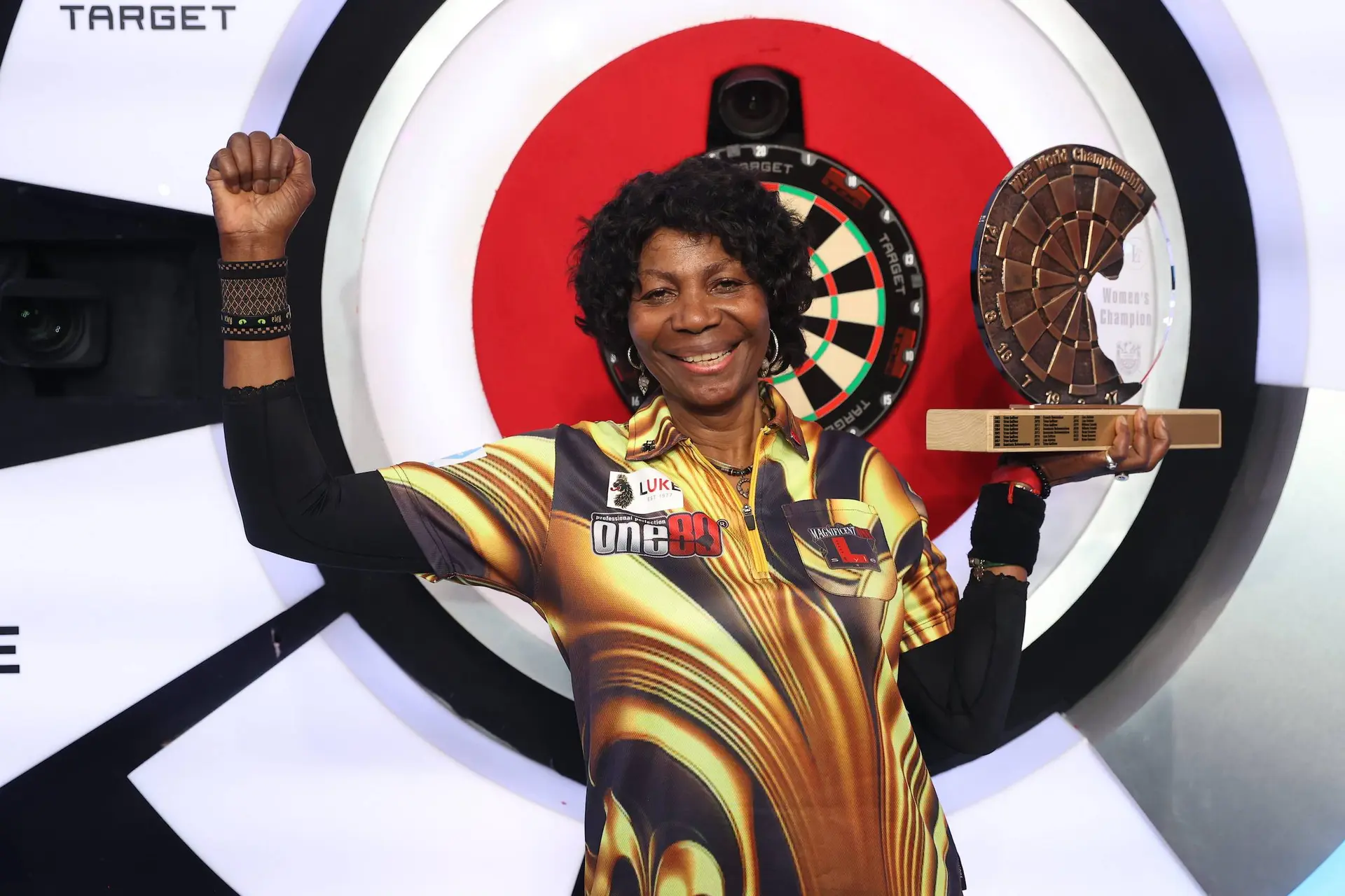 Deta Hedman viert haar zege op Lakeside