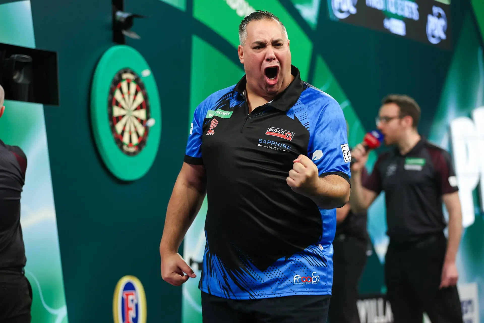 Wattimena houdt stand in vijfsetter en bereikt derde ronde van WK Darts; Wright gaat af als een gieter tegen Duitse qualifier