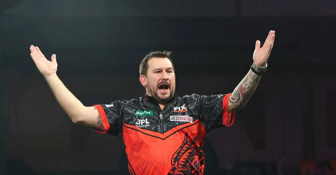 "Twee uur wachten? Geen denken aan. Dan zie je mij gewoon niet meer" - Jonny Clayton dreigt European Tour te boycotten