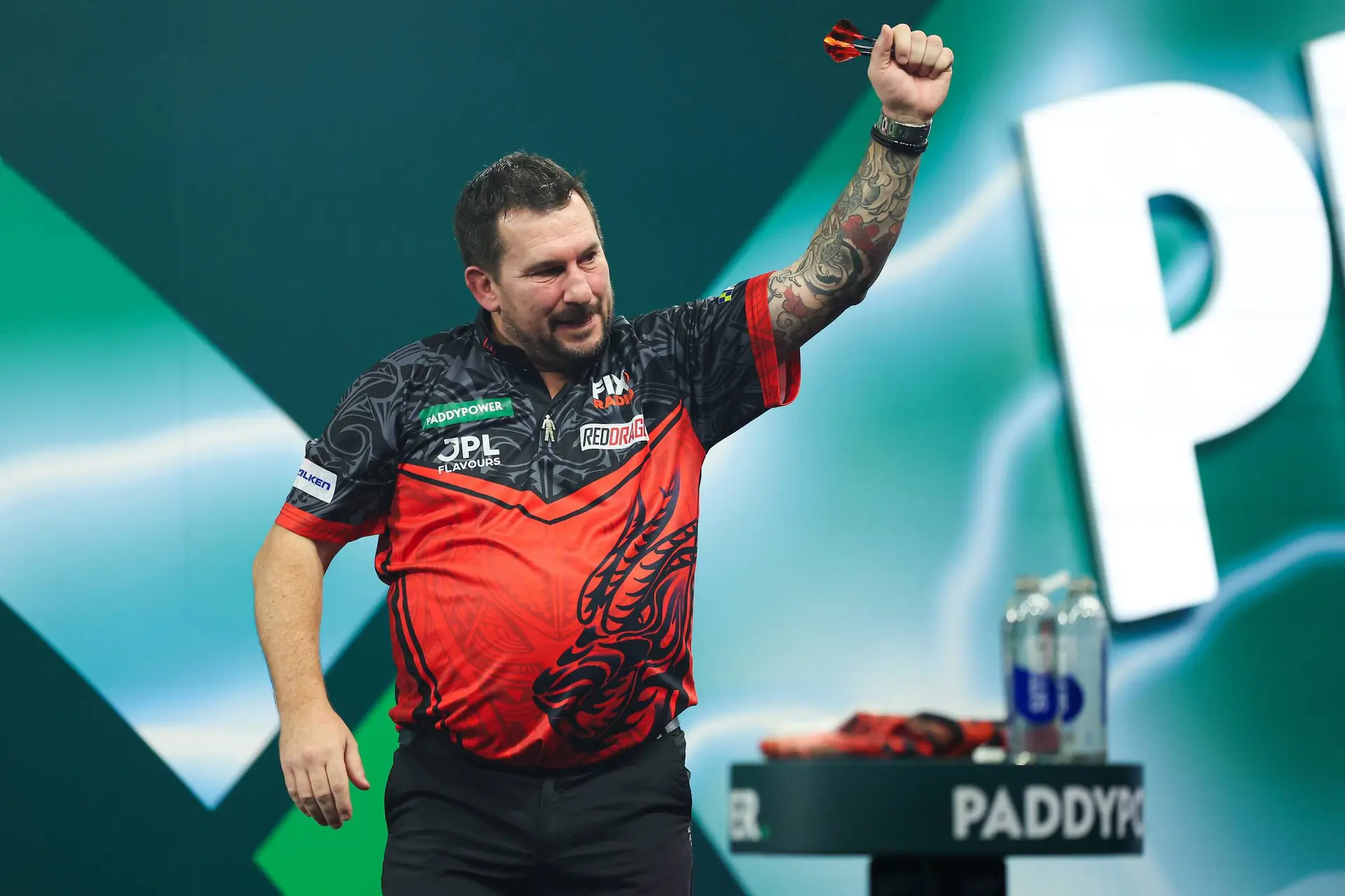 Jonny Clayton balt de vuist op het WK-podium