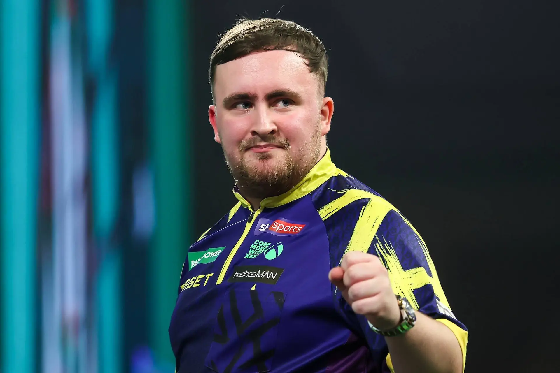 Luke Littler fluitend ronde verder op WK Darts; Jamai van den Herik en Kim Huybrechts verliezen op openingsavond