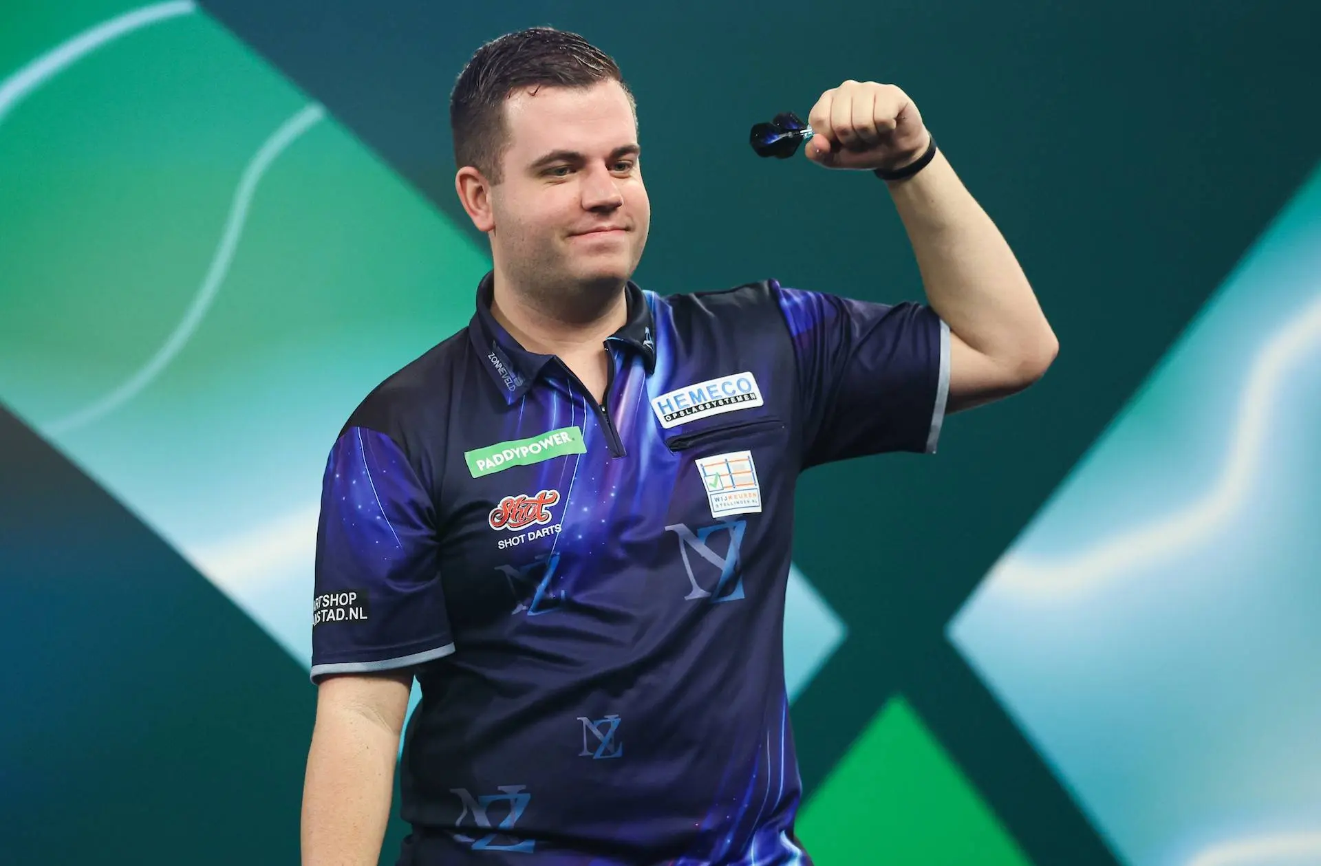 Niels Zonneveld zonder al te veel problemen naar tweede ronde op WK Darts; Chris Landman en Cor Dekker kansloos onderuit in openingsduel