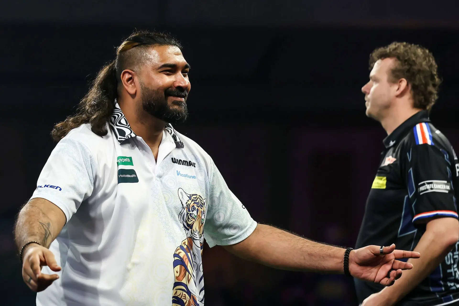 Nitin Kumar viert een gewonnen leg tegen Richard Veenstra