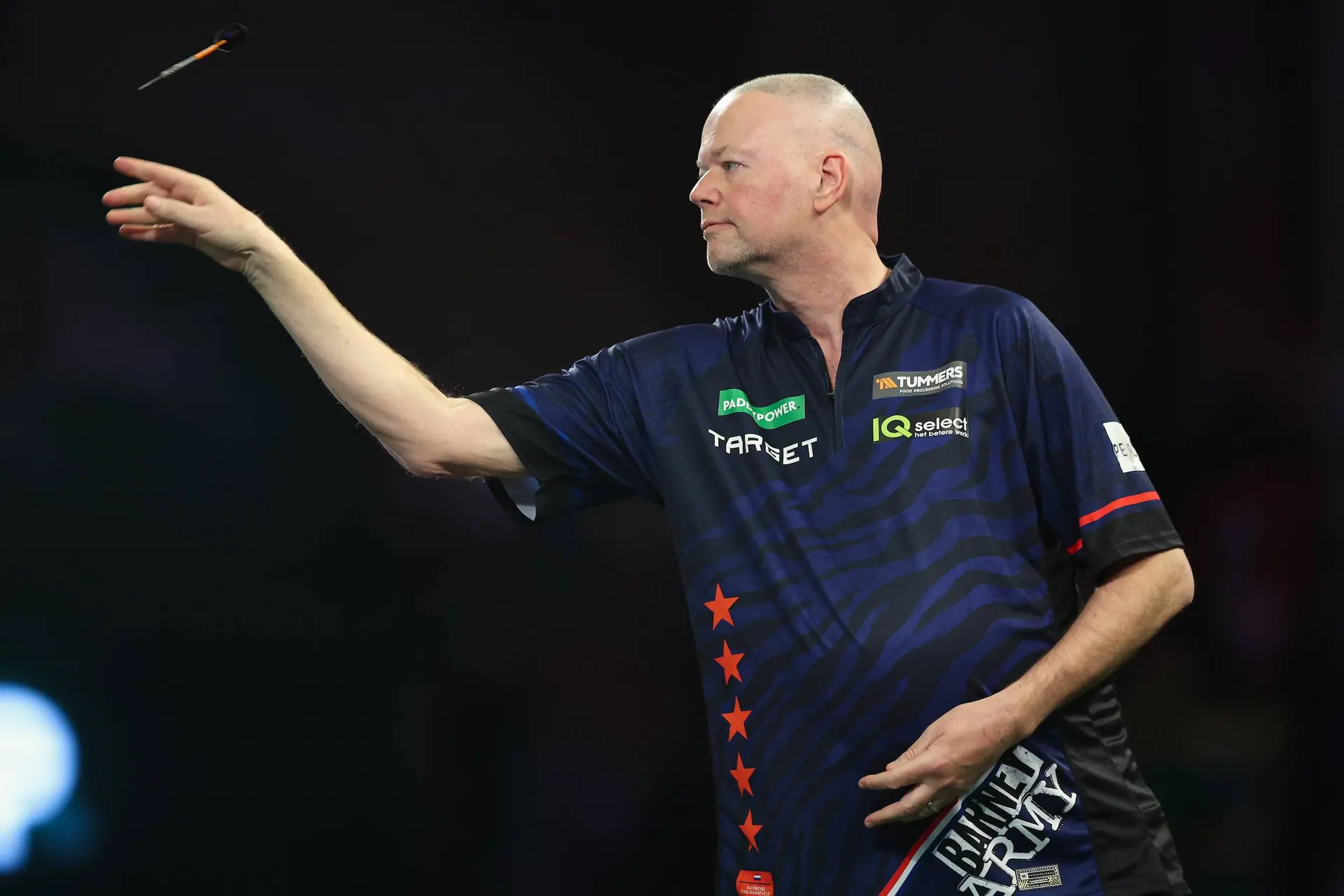 Raymond van Barneveld neemt dartspauze en gaat deels in Engeland wonen: ''Op deze manier doorgaan, heeft geen enkele zin''