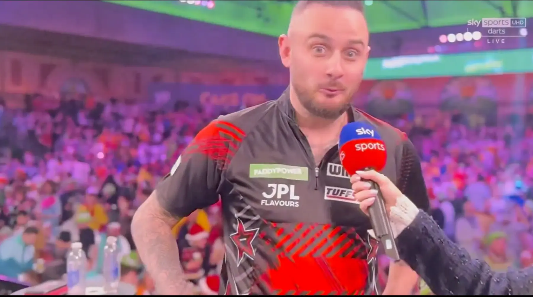 VIDEO: “Dat wordt een boete, het spijt me, ik betaal hem nu alvast” - Joe Cullen kan boete verwachten na vloeken in live-interview op WK Darts