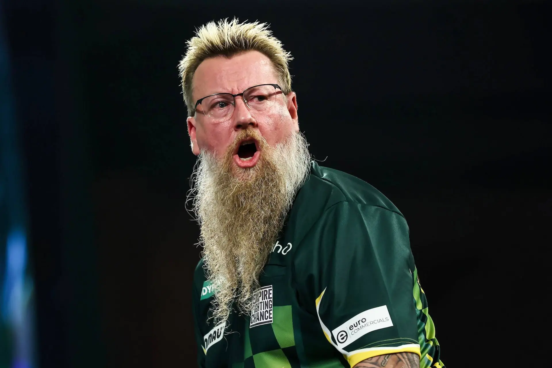 Simon Whitlock schreeuwt het uit van blijdschap tijdens de WK Darts 2026&nbsp;