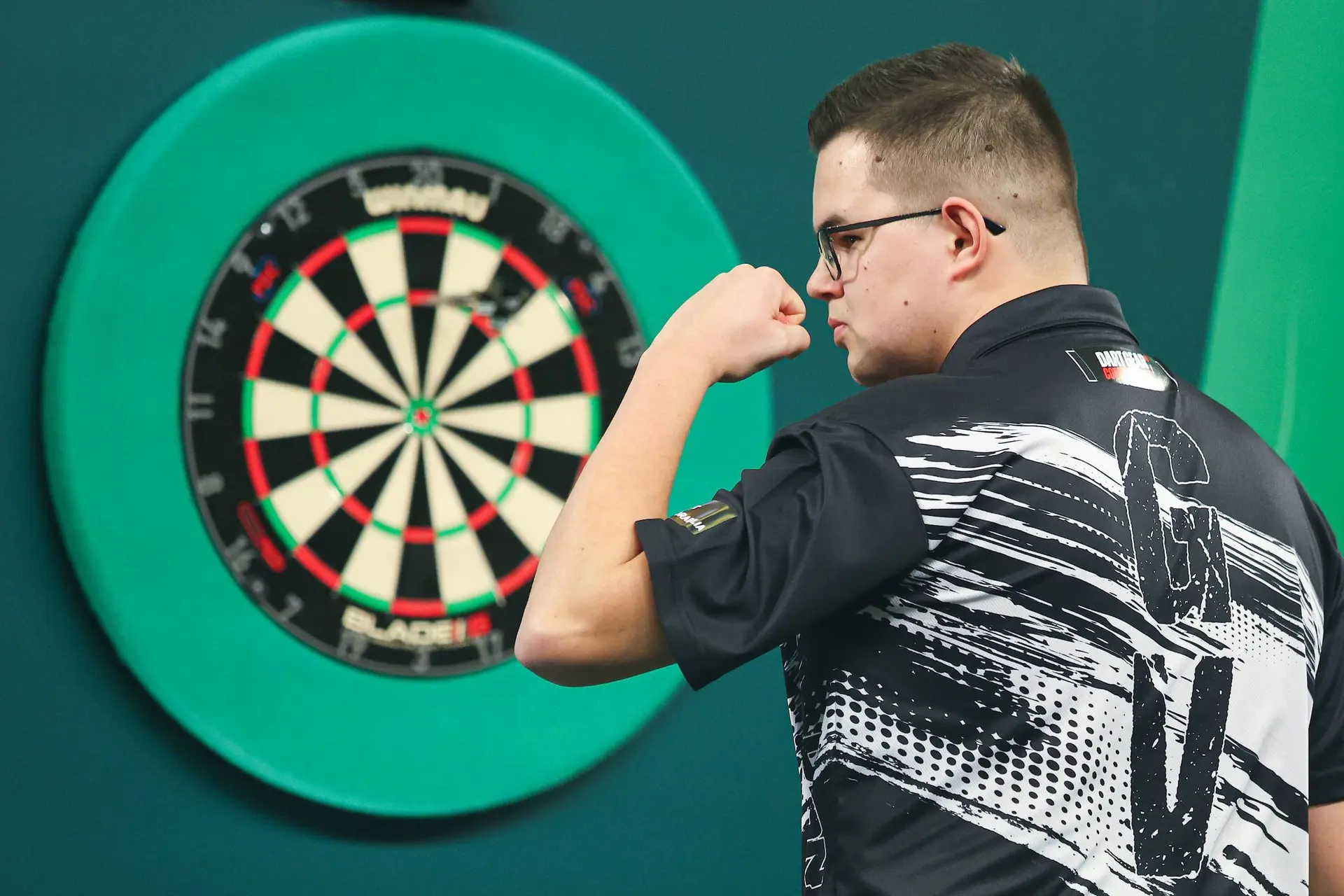 Gian van Veen plaatst zich met overtuigende zege op Aspinall voor de kwartfinale van de Winmau World Masters; Price wint Welshe clash van Clayton