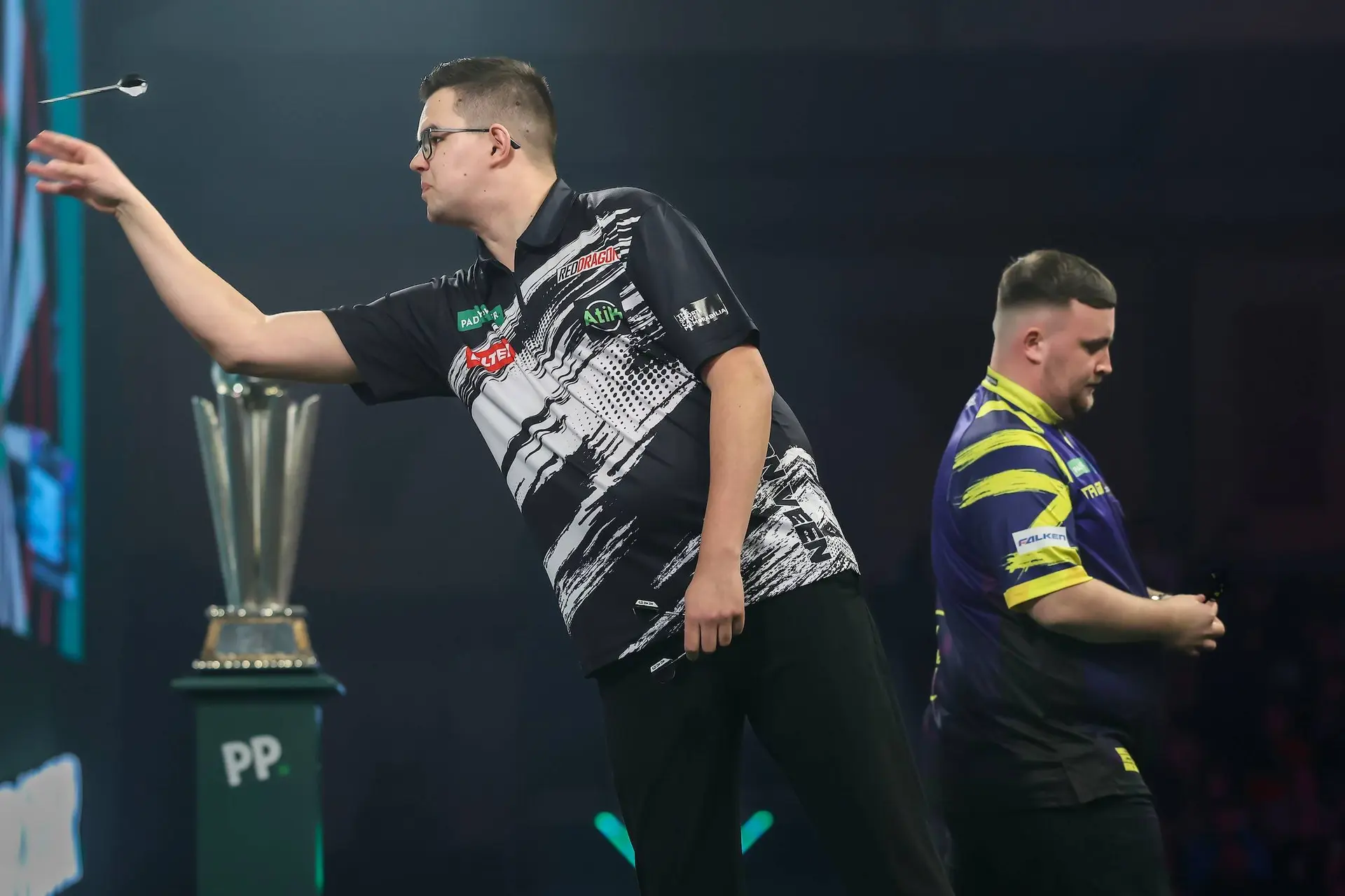 Gian van Veen hard onderuit tegen ontketende Luke Littler in eenzijdige finale van WK Darts