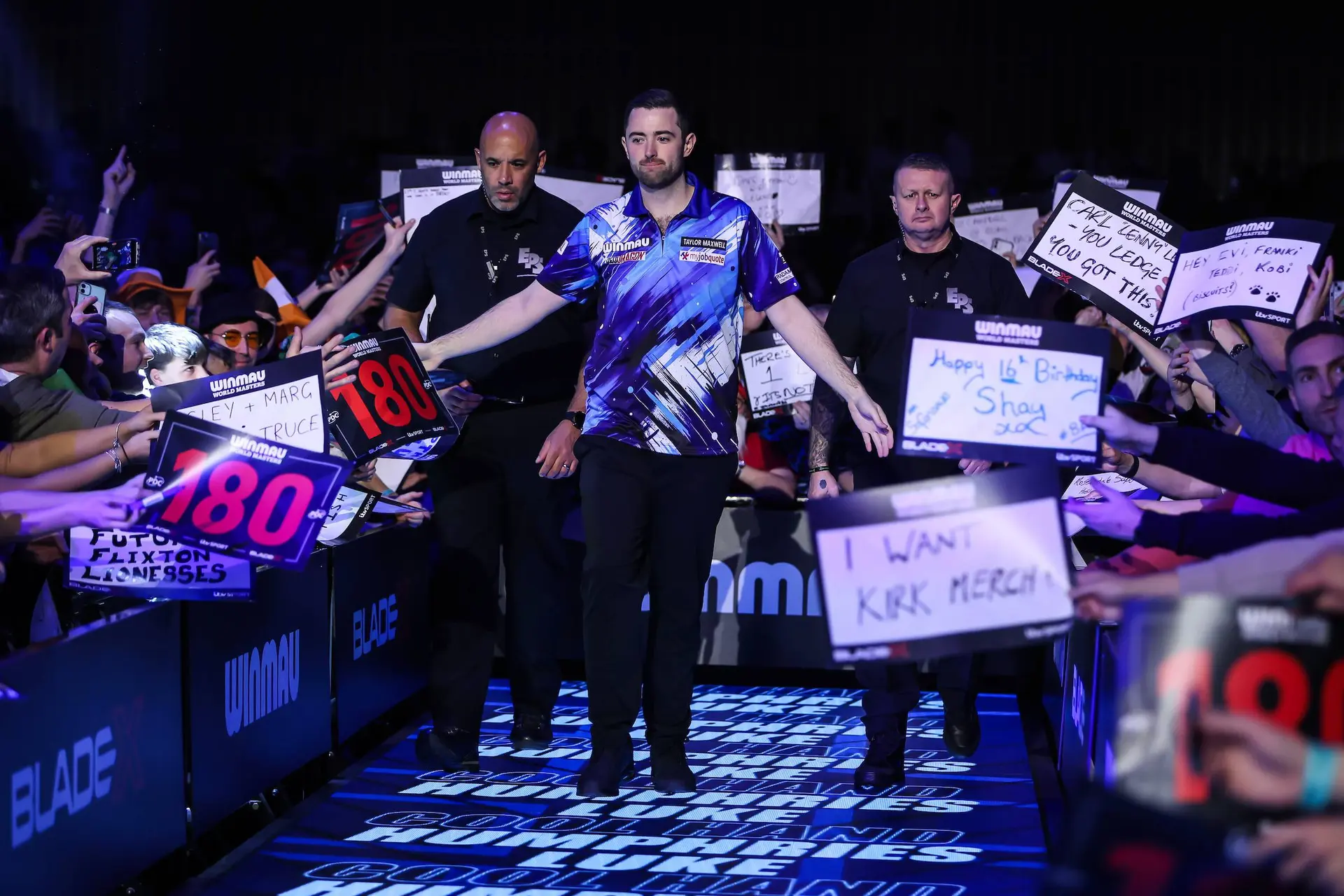 VIDEO: Luke Humphries gooit negendarter tijdens duel met Woodhouse op de Winmau World Masters