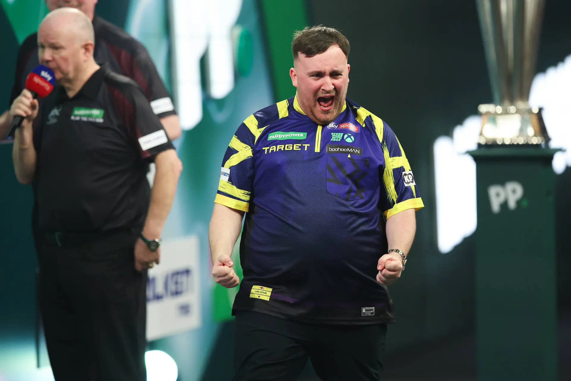 Luke Littler wint de Winmau World Masters in bloedstollend spannende finale tegen Humphries