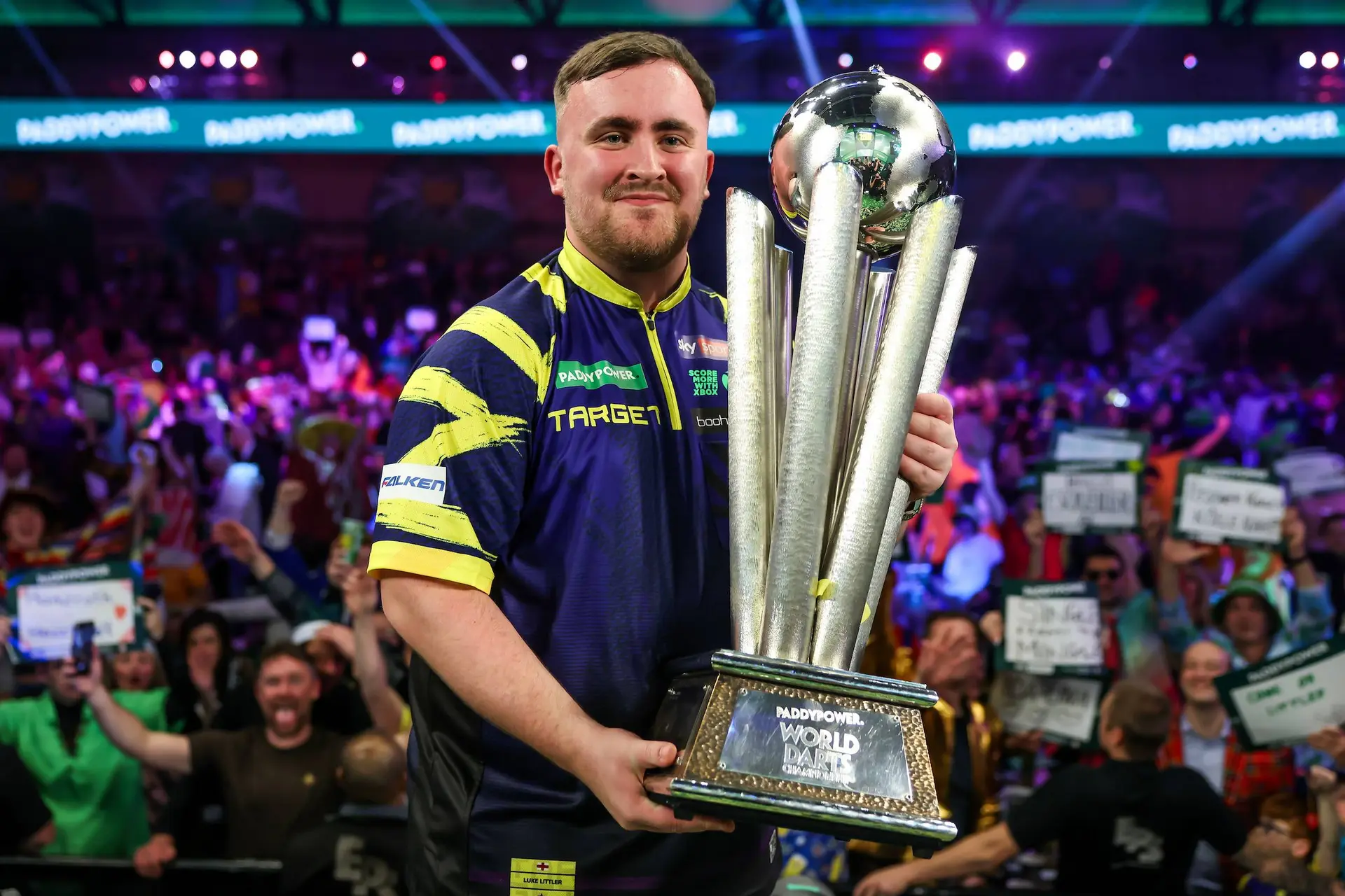 De grootste deal in de dartsgeschiedenis: Luke Littler tekent langdurig nieuw contract bij Target Darts