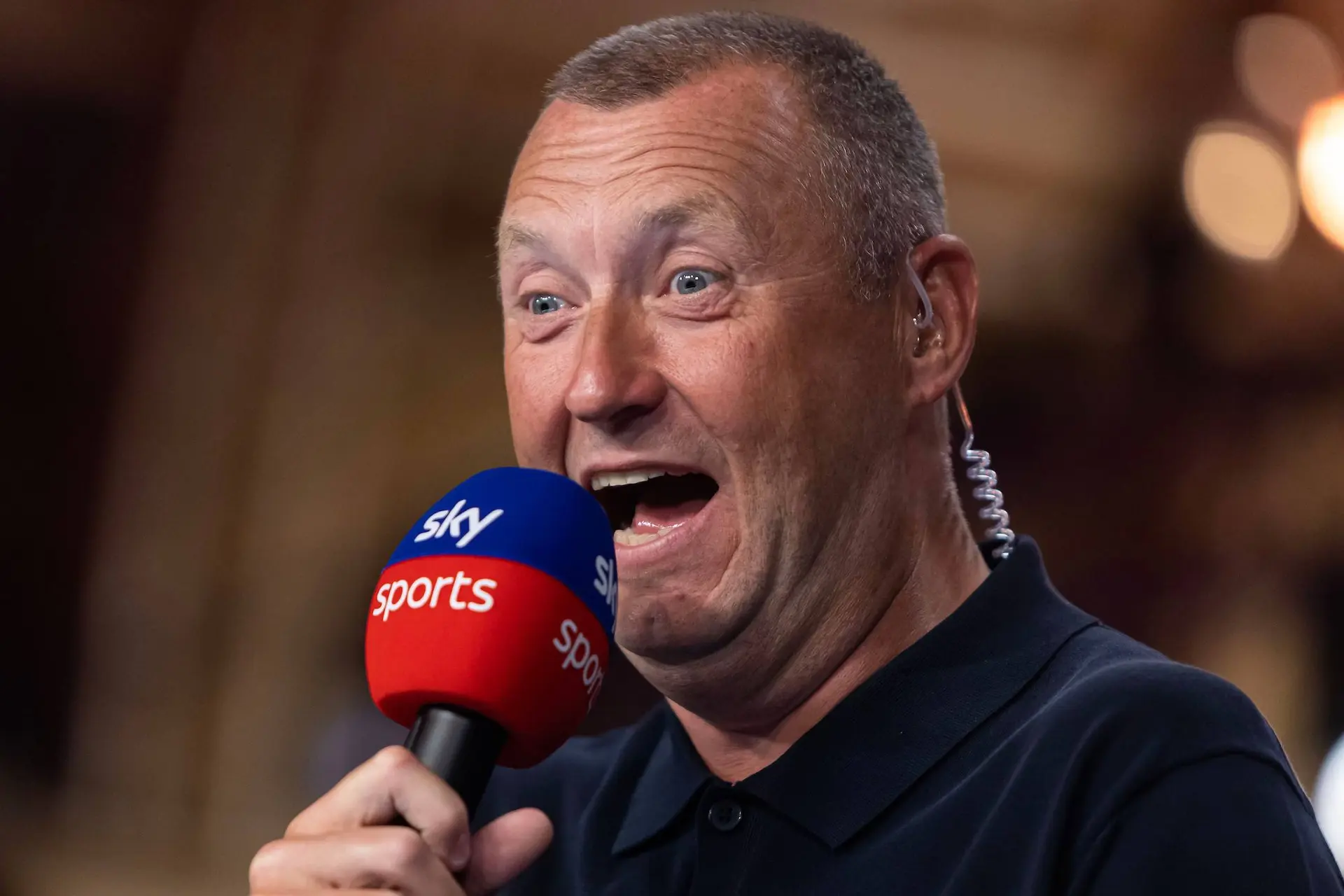 Wayne Mardle in actie als commentator voor Sky Sports