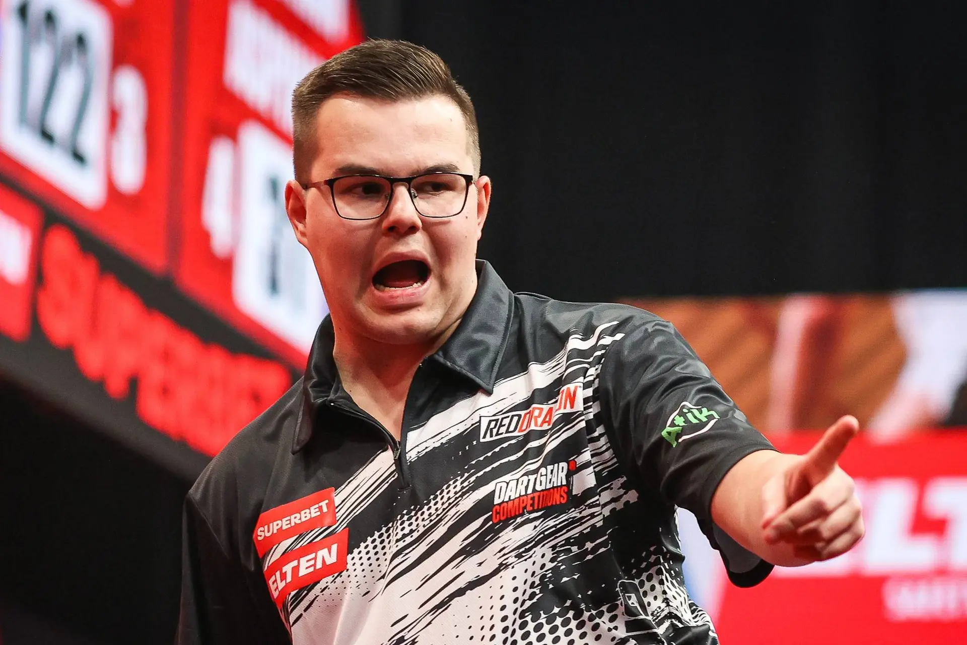 Gian van Veen na heerlijk duel te sterk voor Nathan Aspinall op Poland Darts Open; Wessel Nijman maakt korte metten met Cameron Menzies