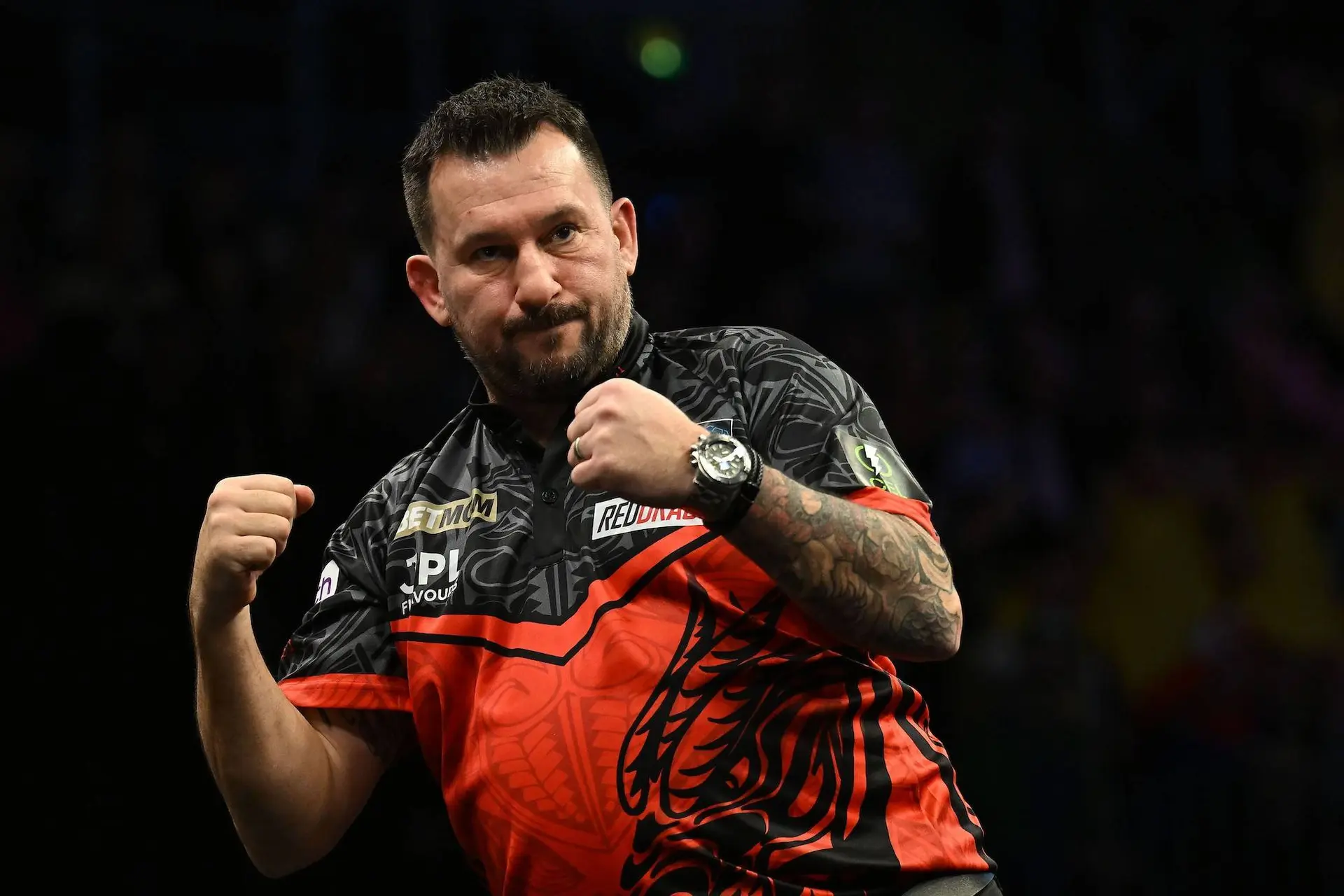 Manke Jonny Clayton wint Premier League-avond in Nottingham; Nederlanders stellen zwaar teleur en verliezen opnieuw meteen