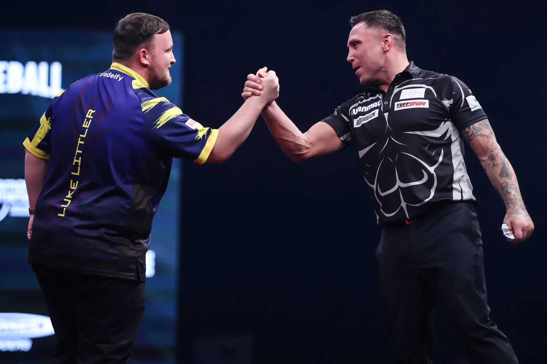 Luke Littler &amp; Gerwyn Price geven elkaar een hand