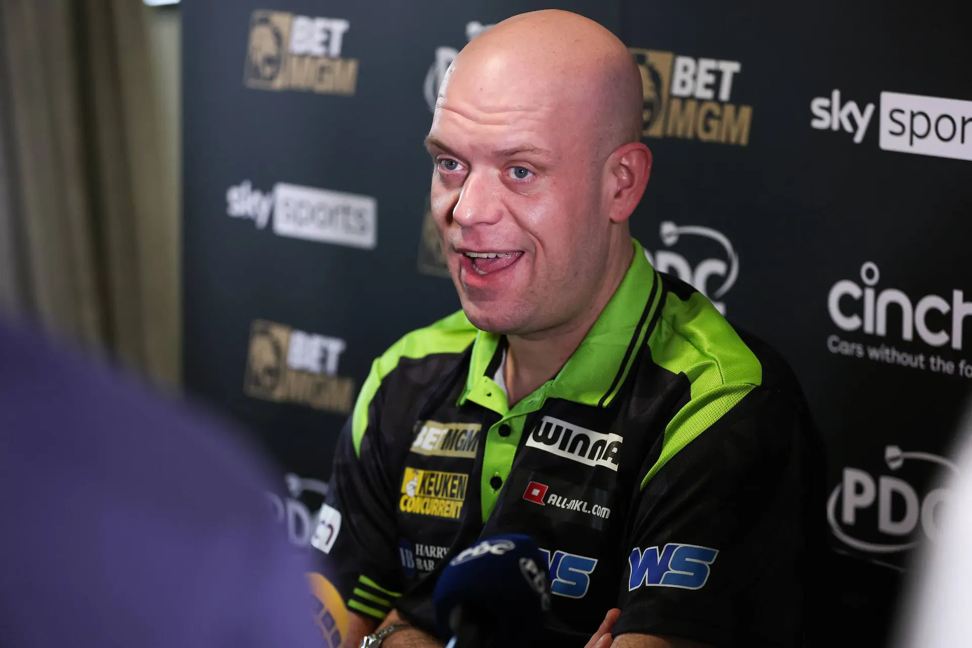 “Als je ’s ochtends op een Engelse luchthaven rondkijkt, maakt het niet uit hoe laat het is: ze zitten aan een groot glas bier” – Het hilarische oordeel van Michael van Gerwen over de Britse cultuur