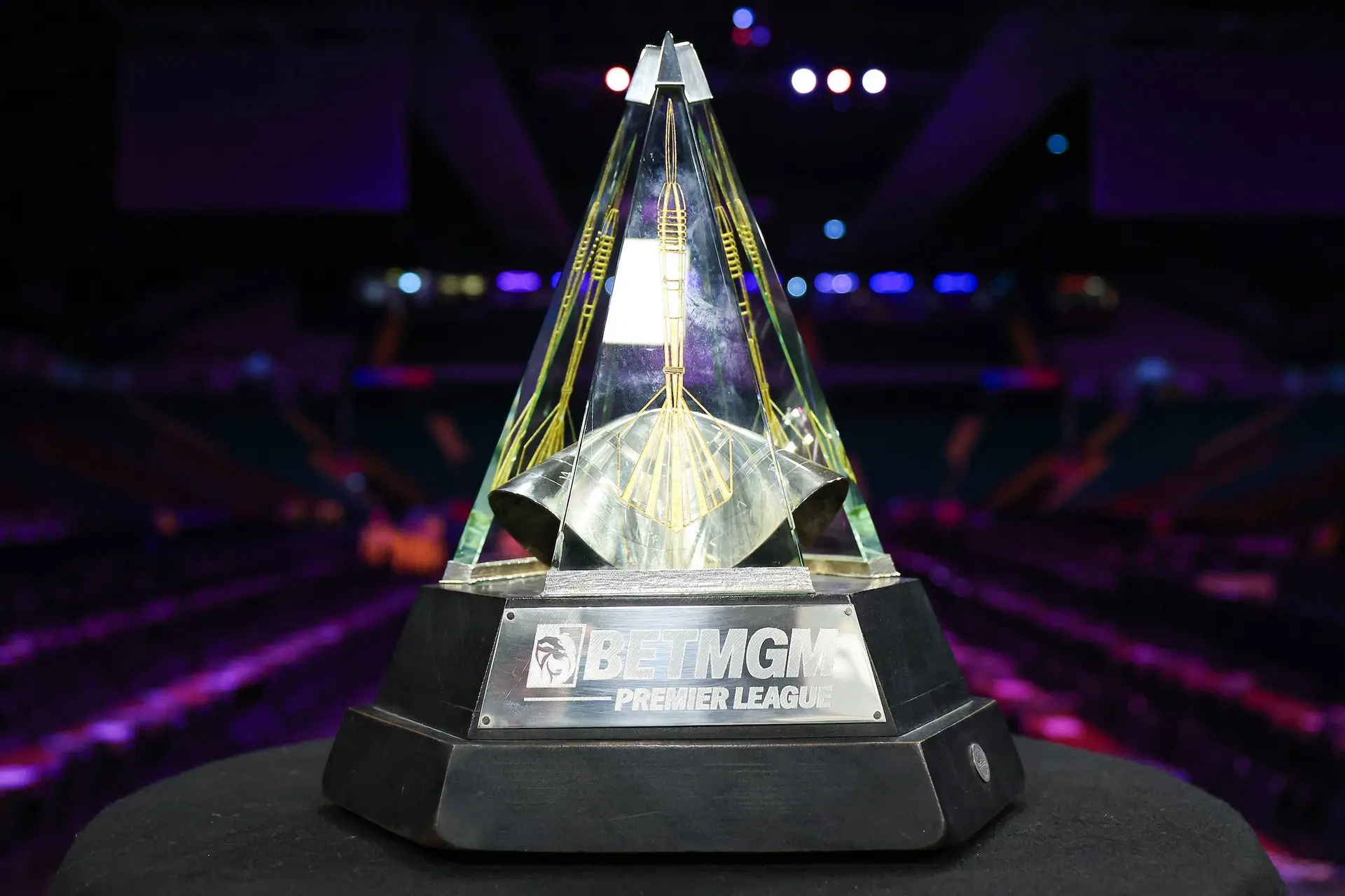 De beker die de winnaar van de Premier League Darts krijgt