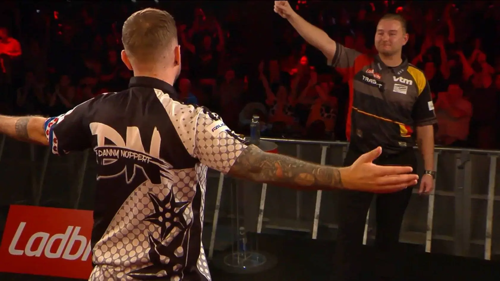 (VIDEO) Danny Noppert gooit een negen-darter en verslaat Dimitri van den Bergh op de UK Open