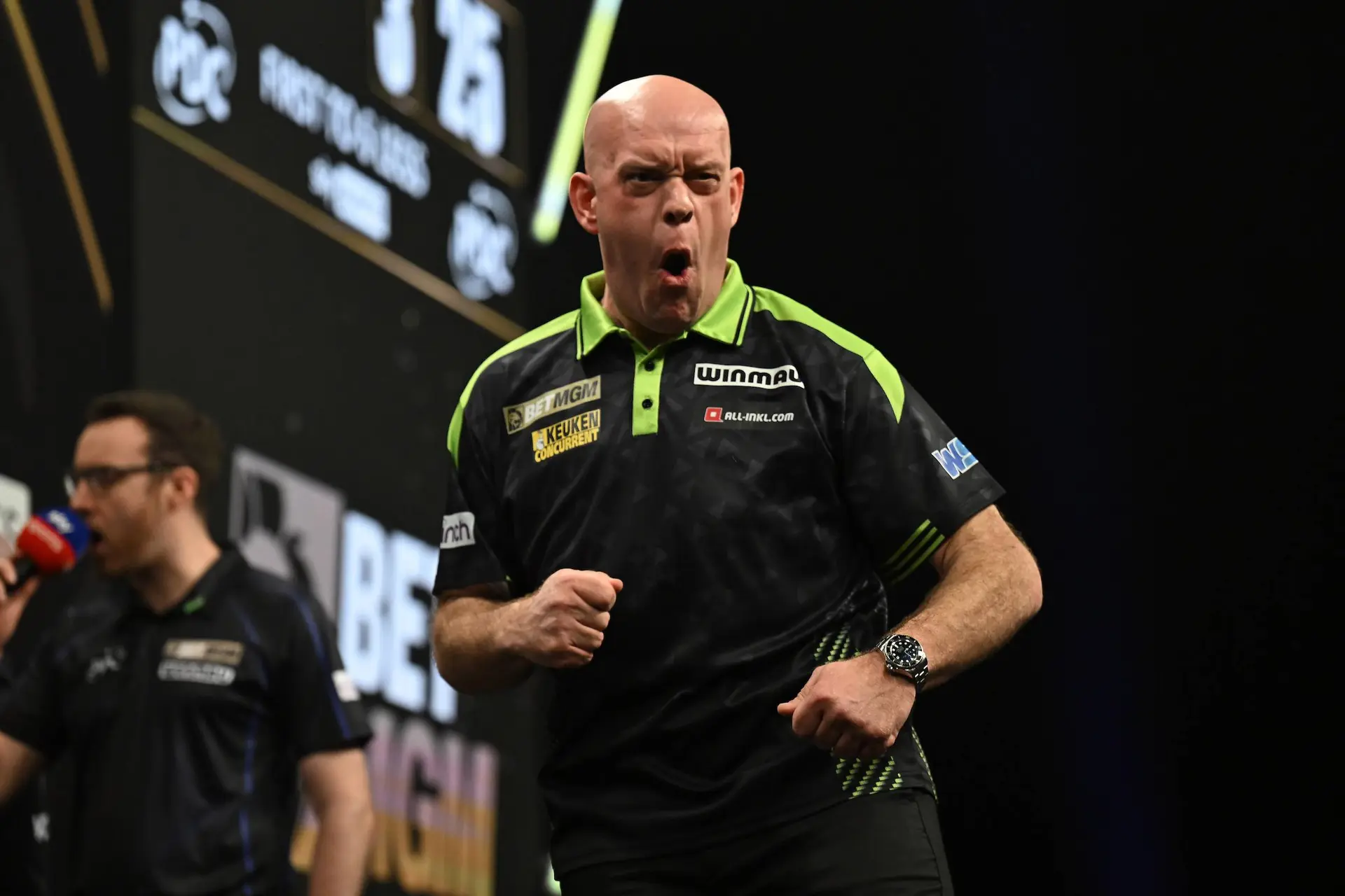 Matthew Edgar ziet weer signalen van de 'oude' Van Gerwen: "Er zit weer bravoure in zijn houding. Als hij stil en ingetogen is, dan is hij niet op zijn best"