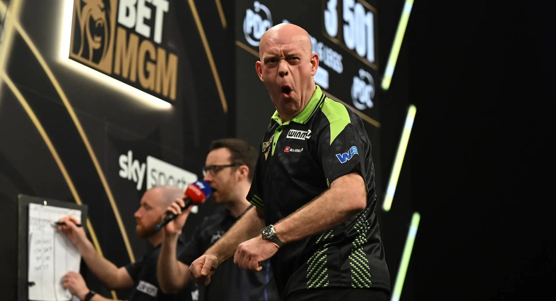 ''Schindler was gewoon boos dat hij verloor, maar hier kon hij niks tegen doen'' - Van Gerwen laat goede vriend genieten met buitenaardse wedstrijd