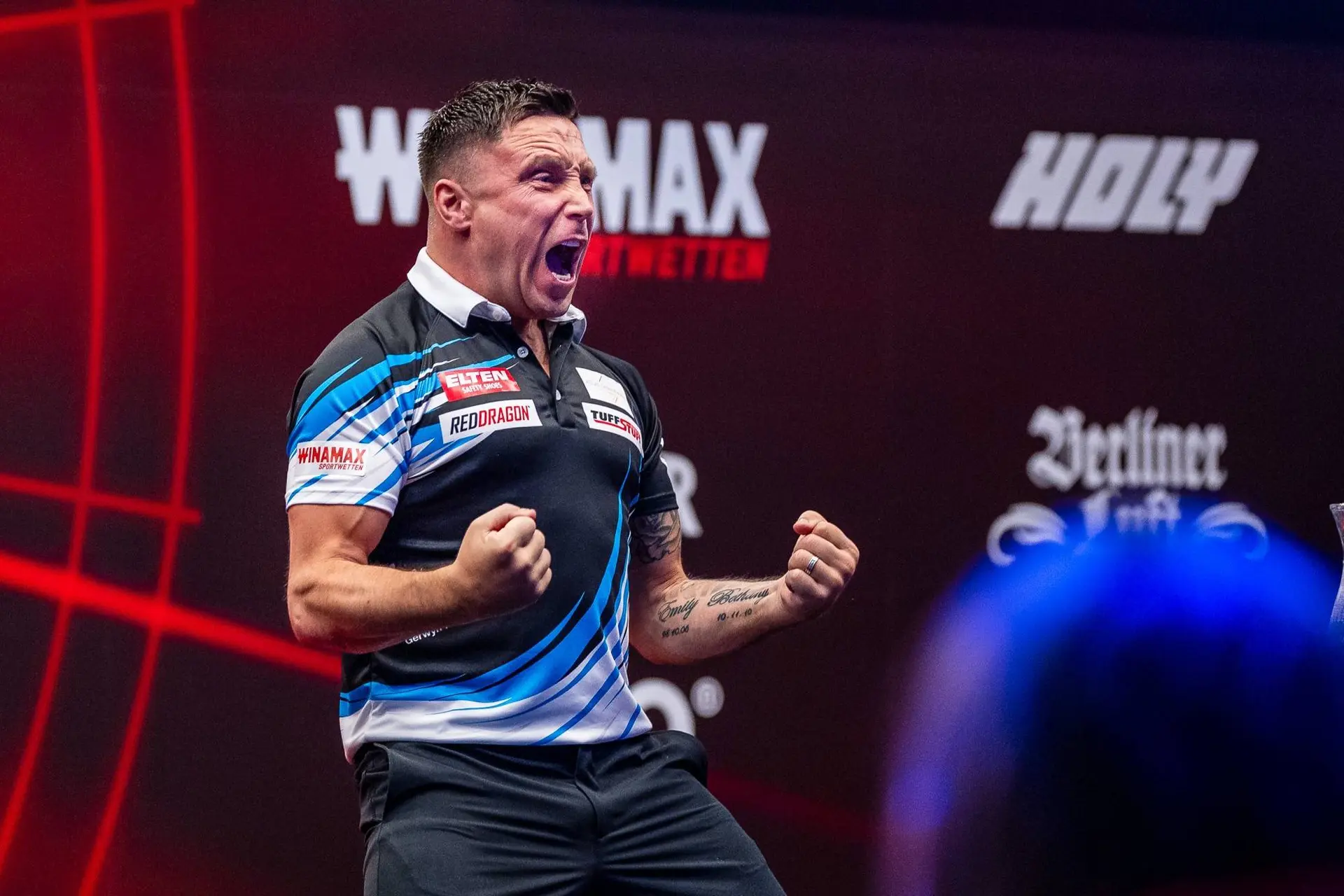 Gerwyn Price grijpt titel op European Darts Grand Prix en wint tiende Euro Tour-titel; Wessel Nijman strandt in halve finales