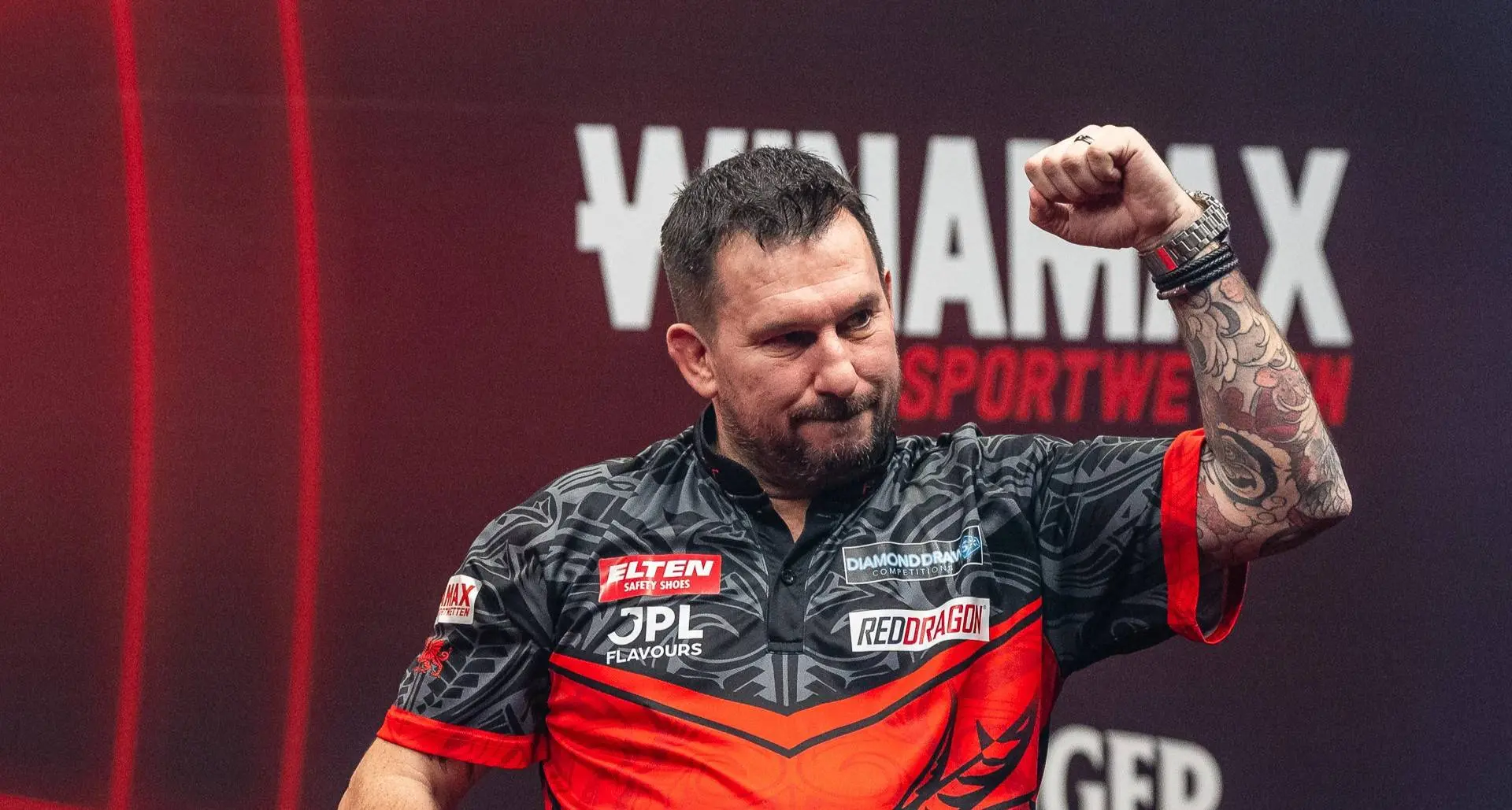 Round-Up Premier League Darts in Rotterdam: Clayton pakt zijn vierde weektitel, Van Gerwen en Van Veen sneuvelen meteen voor eigen publiek in Ahoy