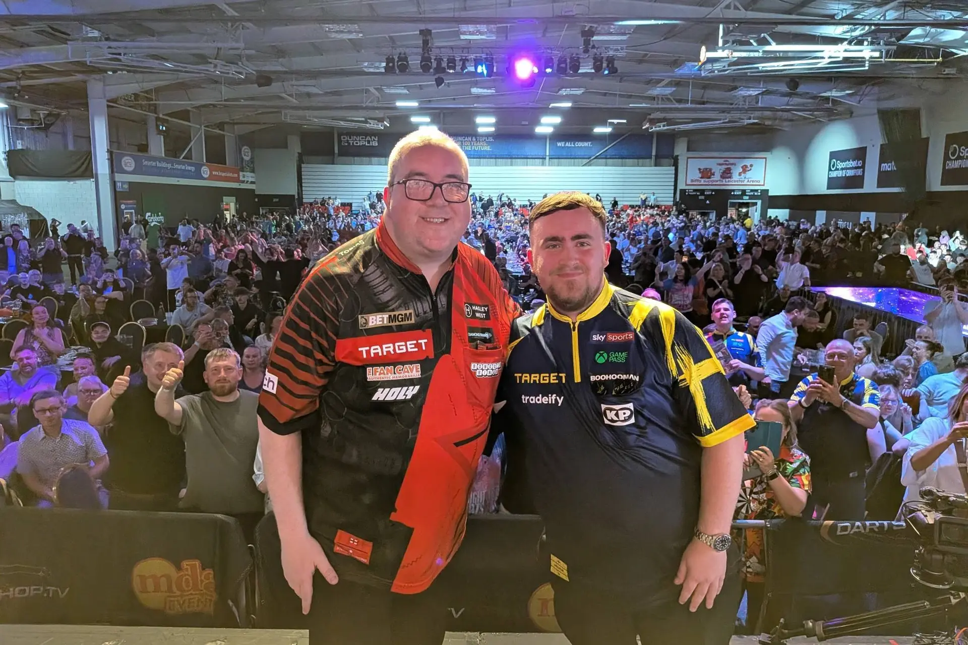 Stephen Bunting en Luke Littler bij een demonstratietoernooi