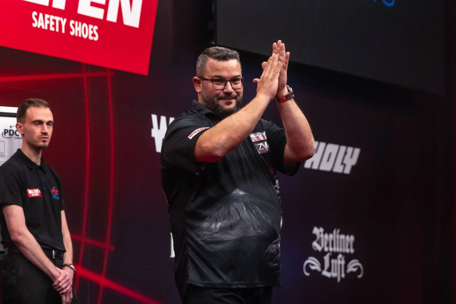 Cristo Reyes applaudisseert richting fans