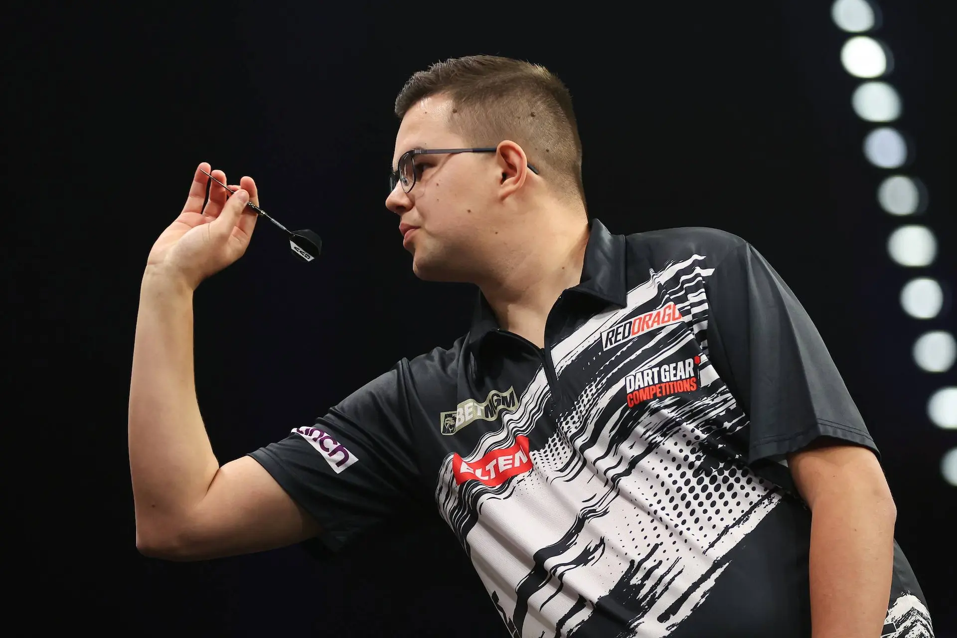 Van Veen debuteert bij World Series-toernooien in Down Under; Littler, Humphries en Van Gerwen slaan tweeluik over